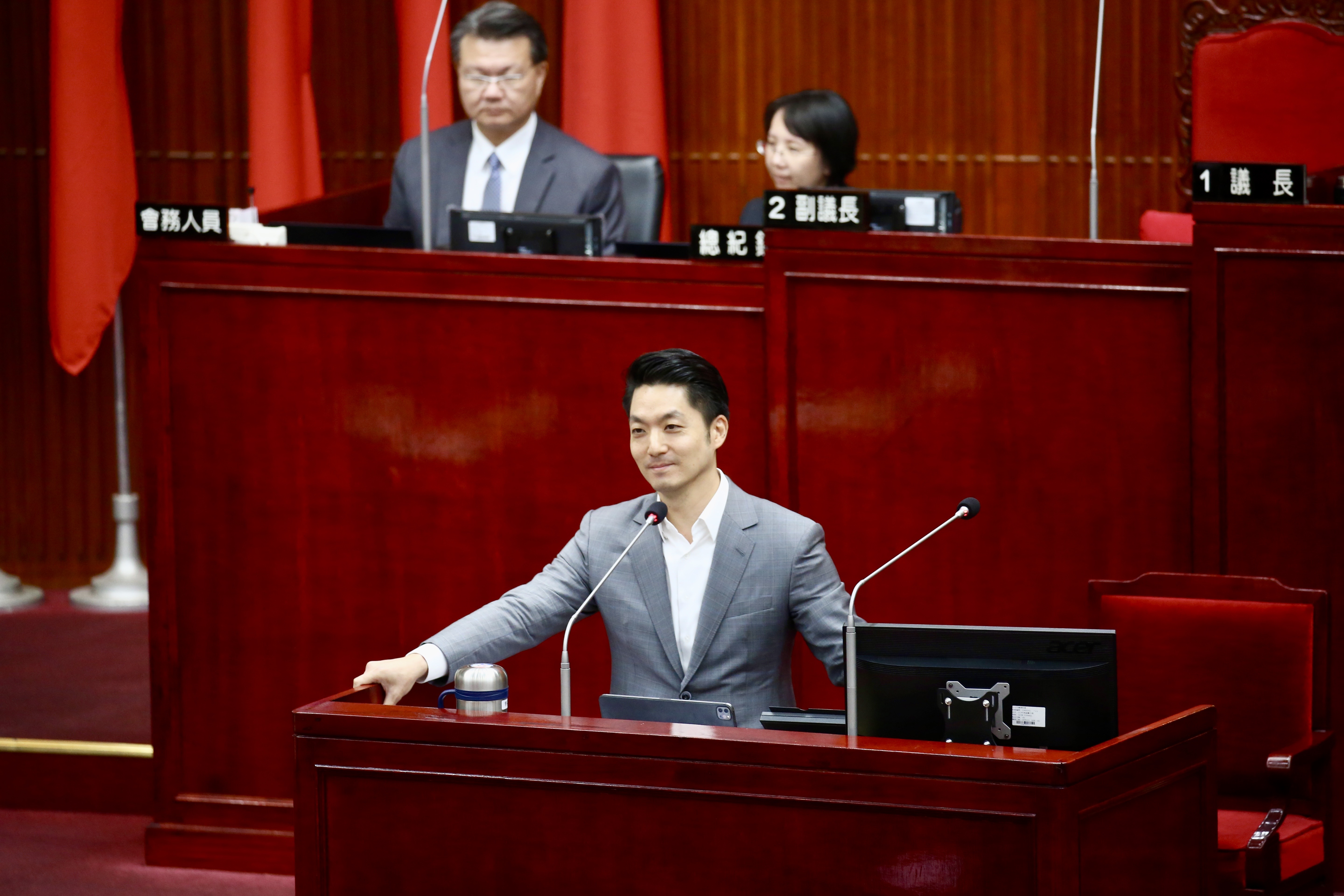 記者開臭問大巨蛋演唱會第一首歌是否會是〈聽見下雨的聲音〉？蔣萬安唱起〈告白氣球〉回應。（本刊資料照）