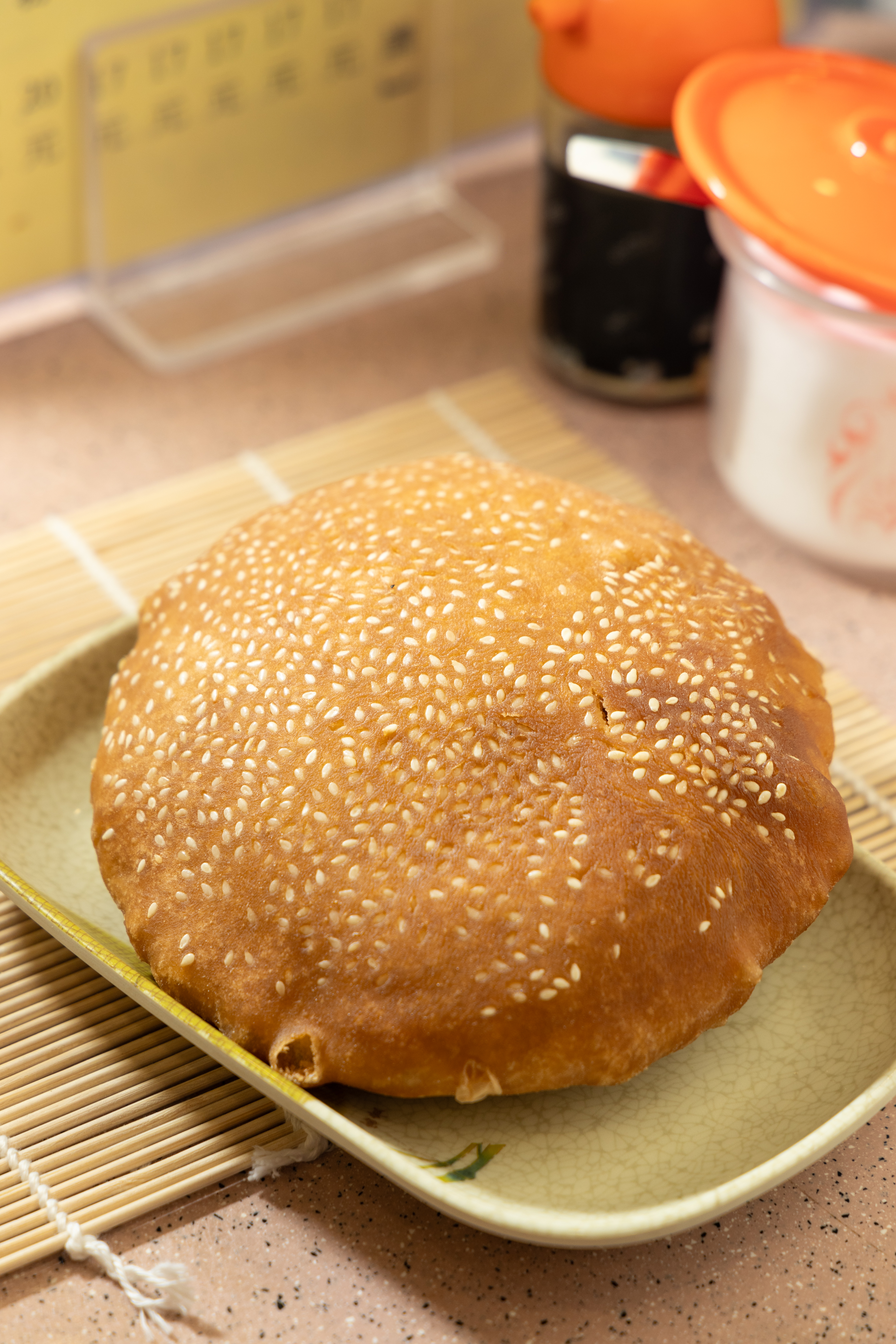 古早味油器不管是油條、咸煎餅、牛脷酥或煎堆（芝麻球），價格均一。（皆港幣7元／個）