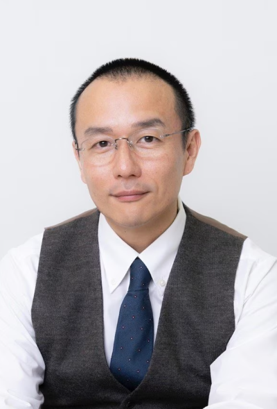 醫師山下悠毅認為，有極端性癖者不用依賴藥物，透過徹底改變生活環境與行為模式，也能成功回歸社會。（翻自《集英社》）