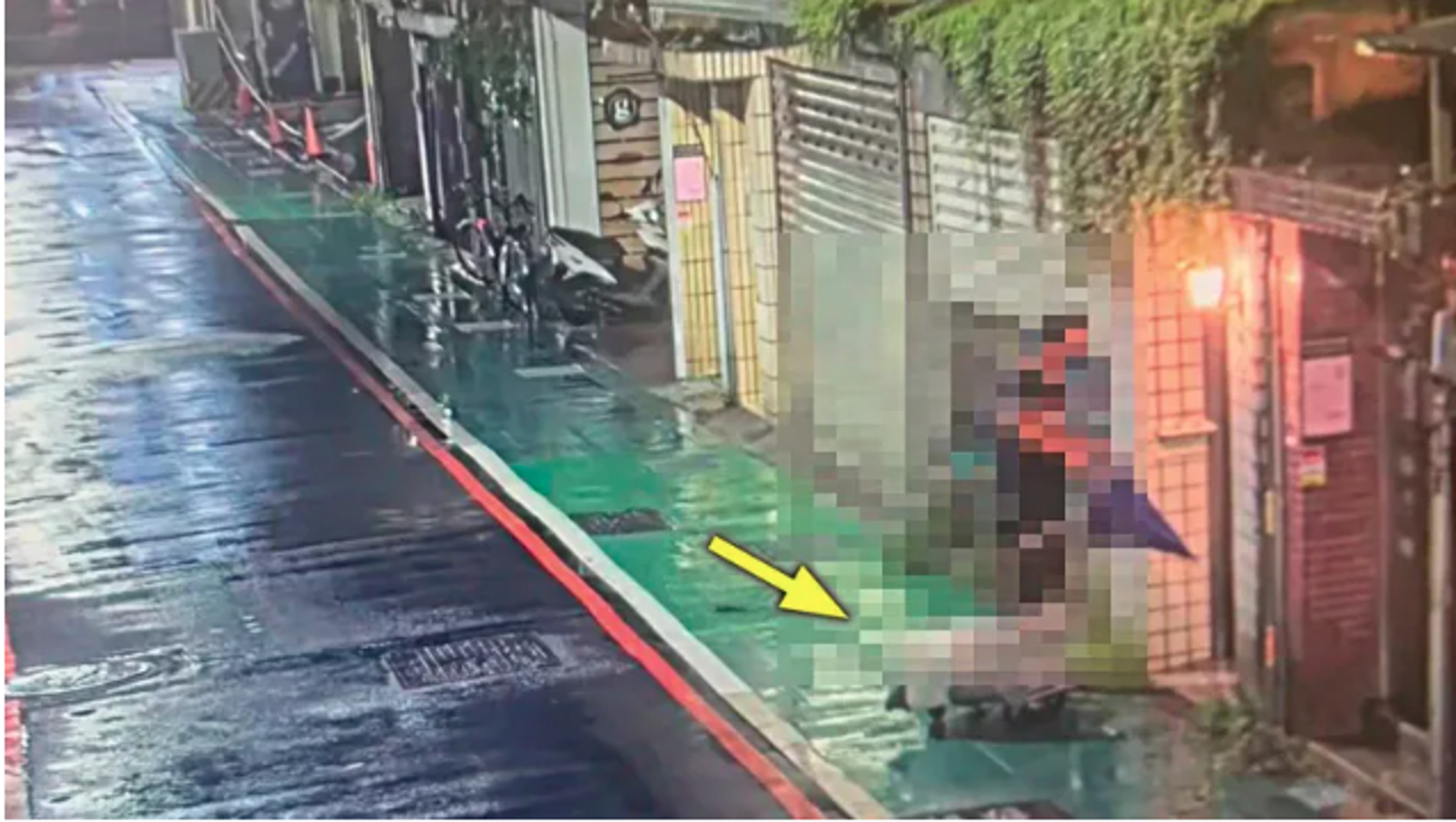 吳姓女住持、李姓男信徒等人,將蔡女綁在手推車上(箭頭處),從茶室推回精舍。(翻攝畫面)