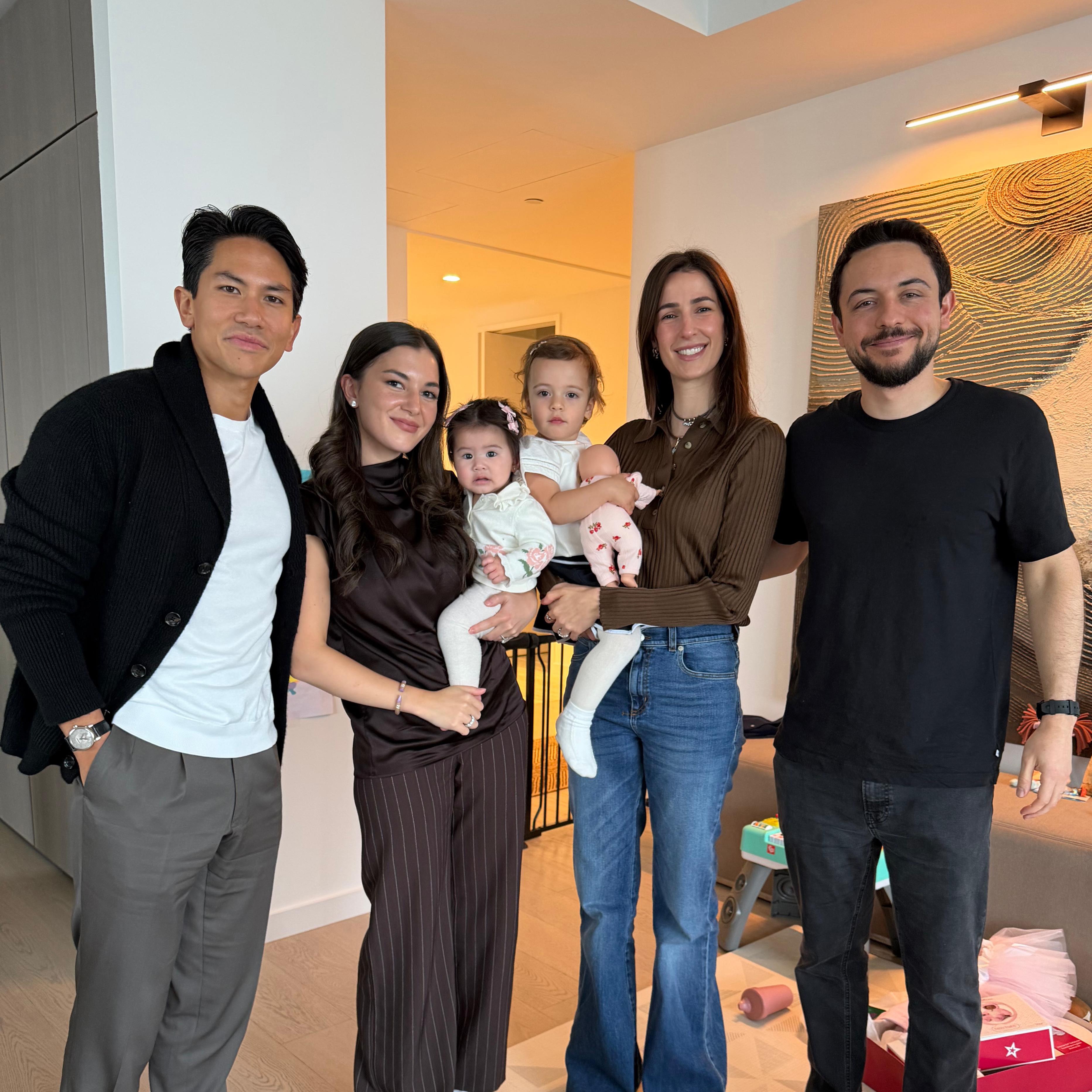 約旦王儲和汶萊王子兩家人私下見面，畫面溫馨可愛。（翻攝alhusseinjo IG）