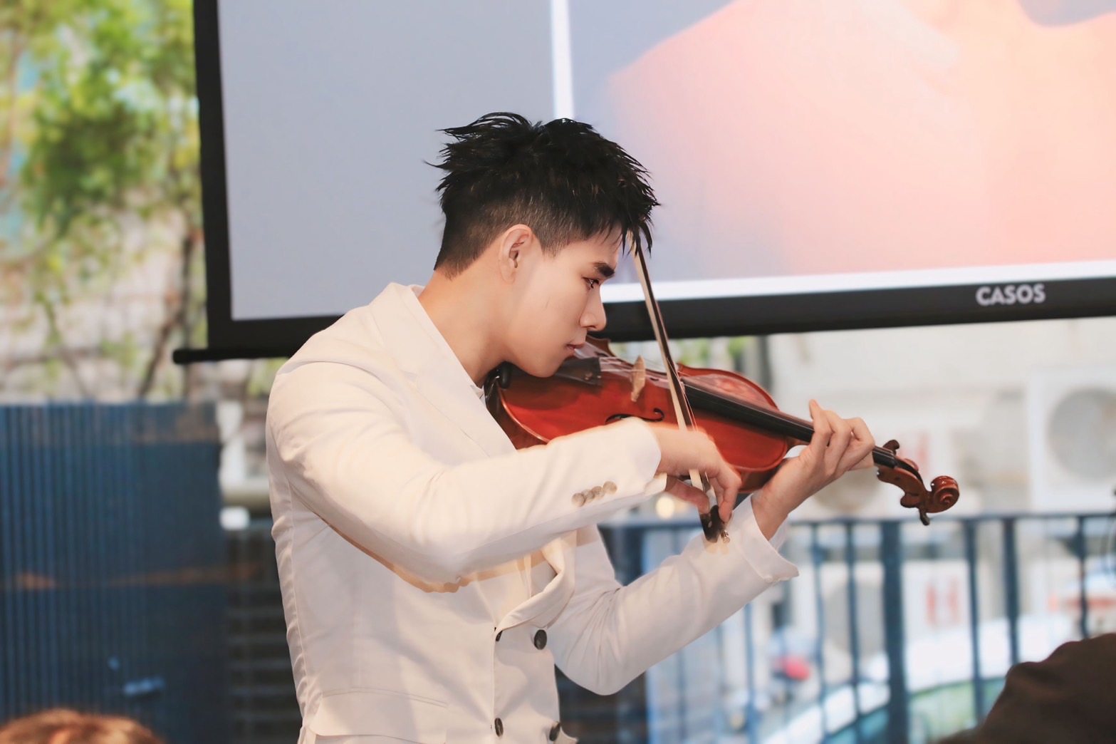 李齊為演奏專輯《白色探戈》以王子形象現身。（好好娛樂提供）