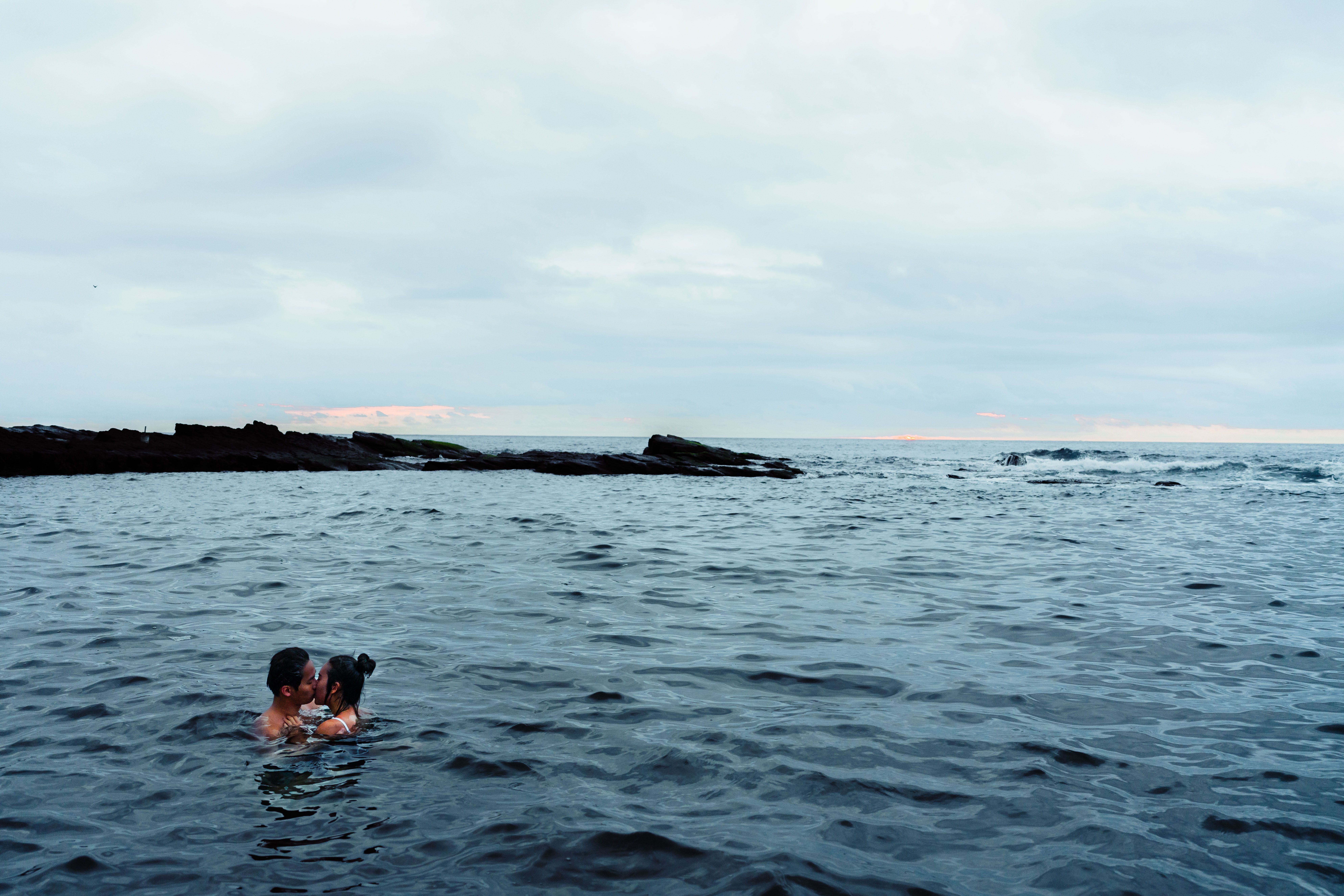 范少勳、林奕嵐印象深刻的「下海」戲碼即將登場，兩人飾演的男女主角「周毅」和「小茜」總算認愛！（鏡文學提供）