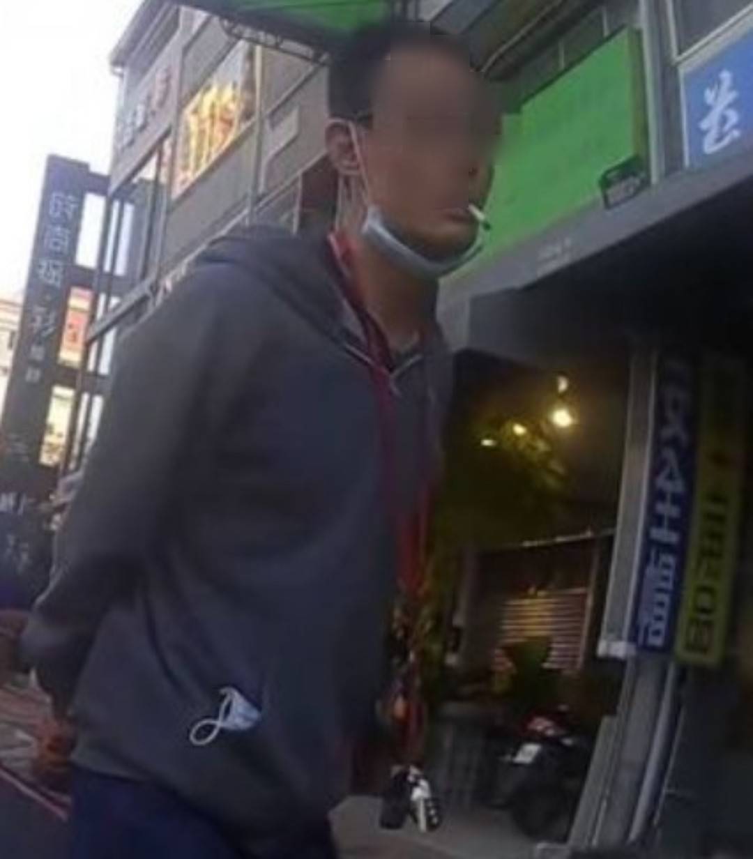 李男叼菸不在乎模樣被網友稱是叼菸噁男。（民眾提供）