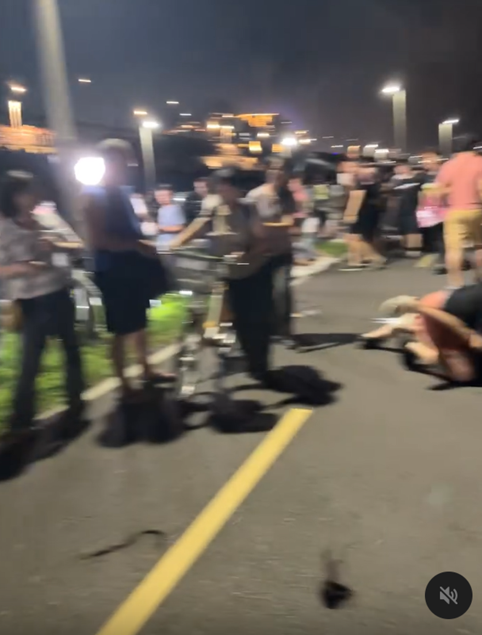 盧姓女子的長髮遭婦人扯斷在地。（翻攝畫面）