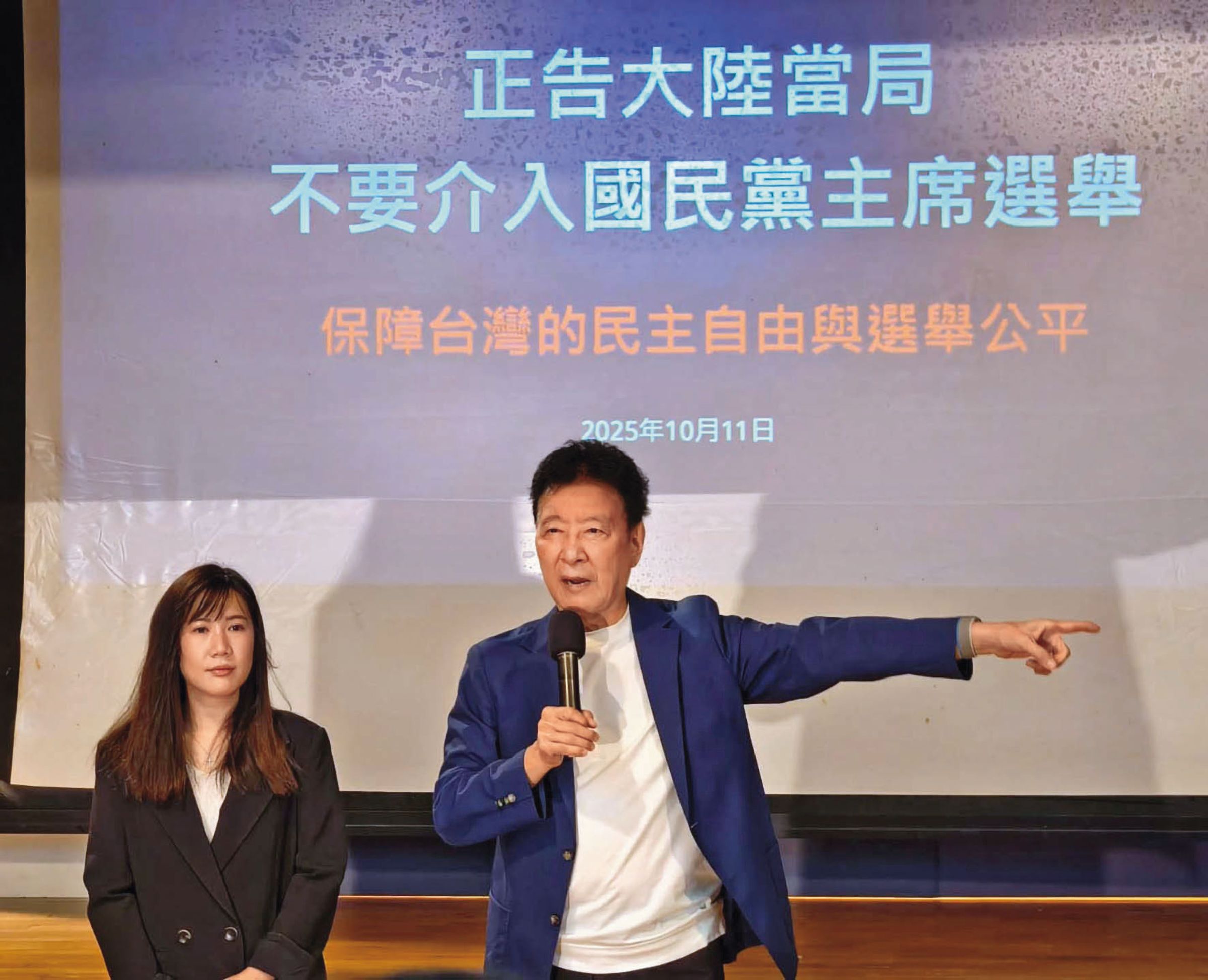 戰鬥藍發起人趙少康（右）大動作批判中共介選，但YT上挺鄭反郝影片，反而在選前最後1週達到高峰。（翻攝趙少康臉書）