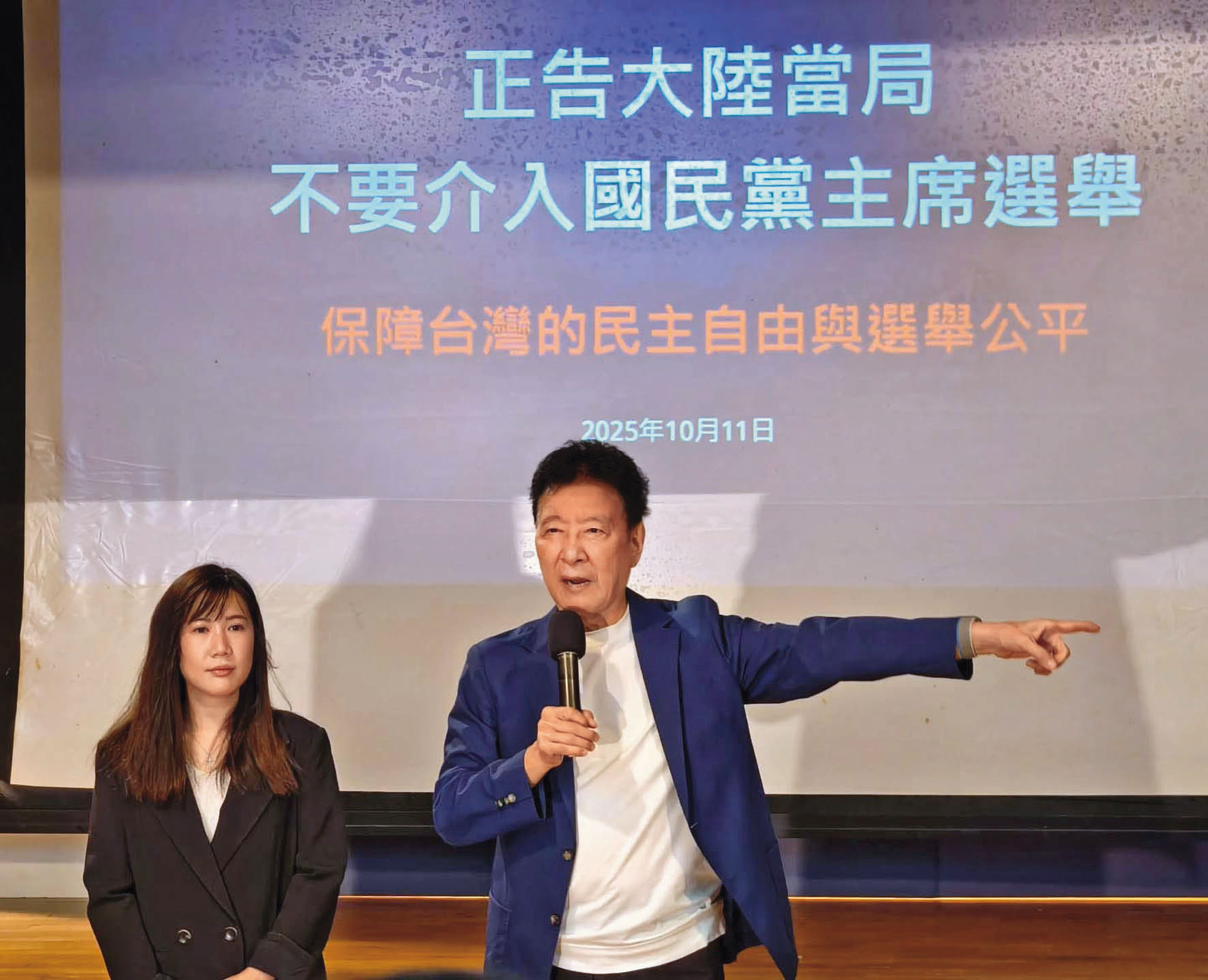 戰鬥藍發起人趙少康（右）大動作批判中共介選，但YT上挺鄭反郝影片，反而在選前最後1週達到高峰。（翻攝趙少康臉書）