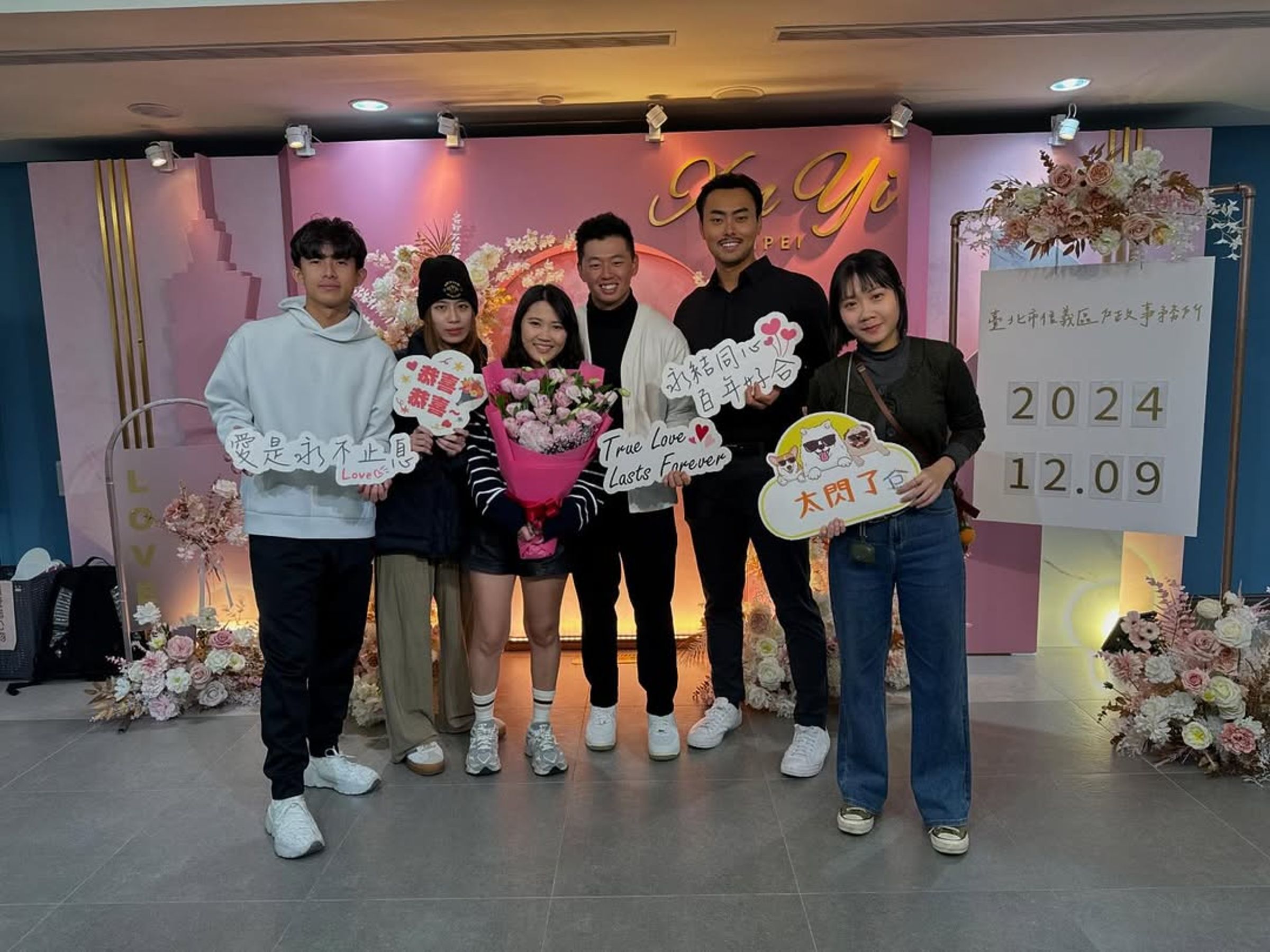 鄭宗哲與愛妻登記結婚,林家正手持「永結同心,百年好合」陪同見證。(翻攝鄭宗哲IG)