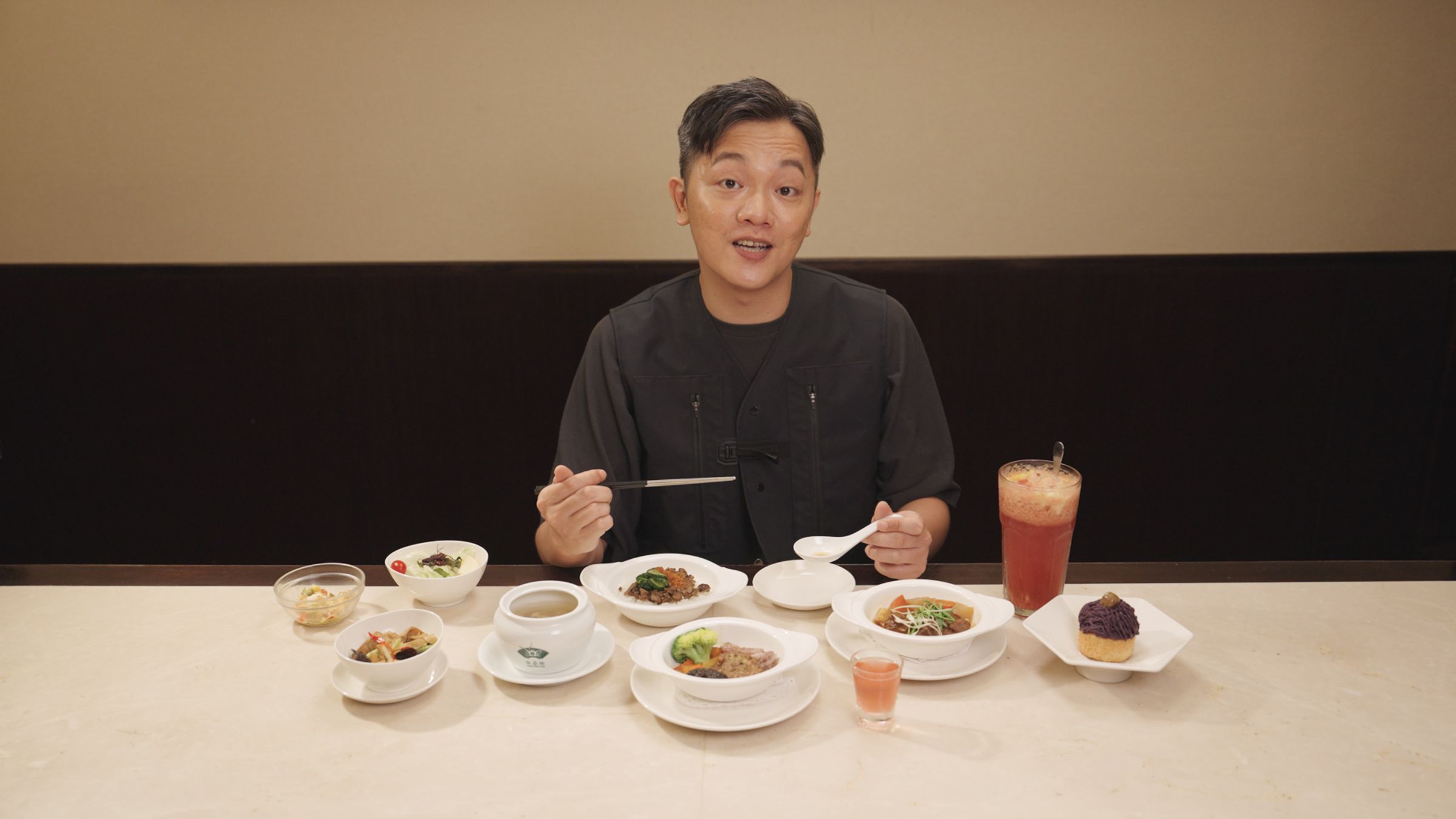 YouTuber廚房廢寶Soac對天仁喫茶趣新推出的季節套膳讚不絕口。