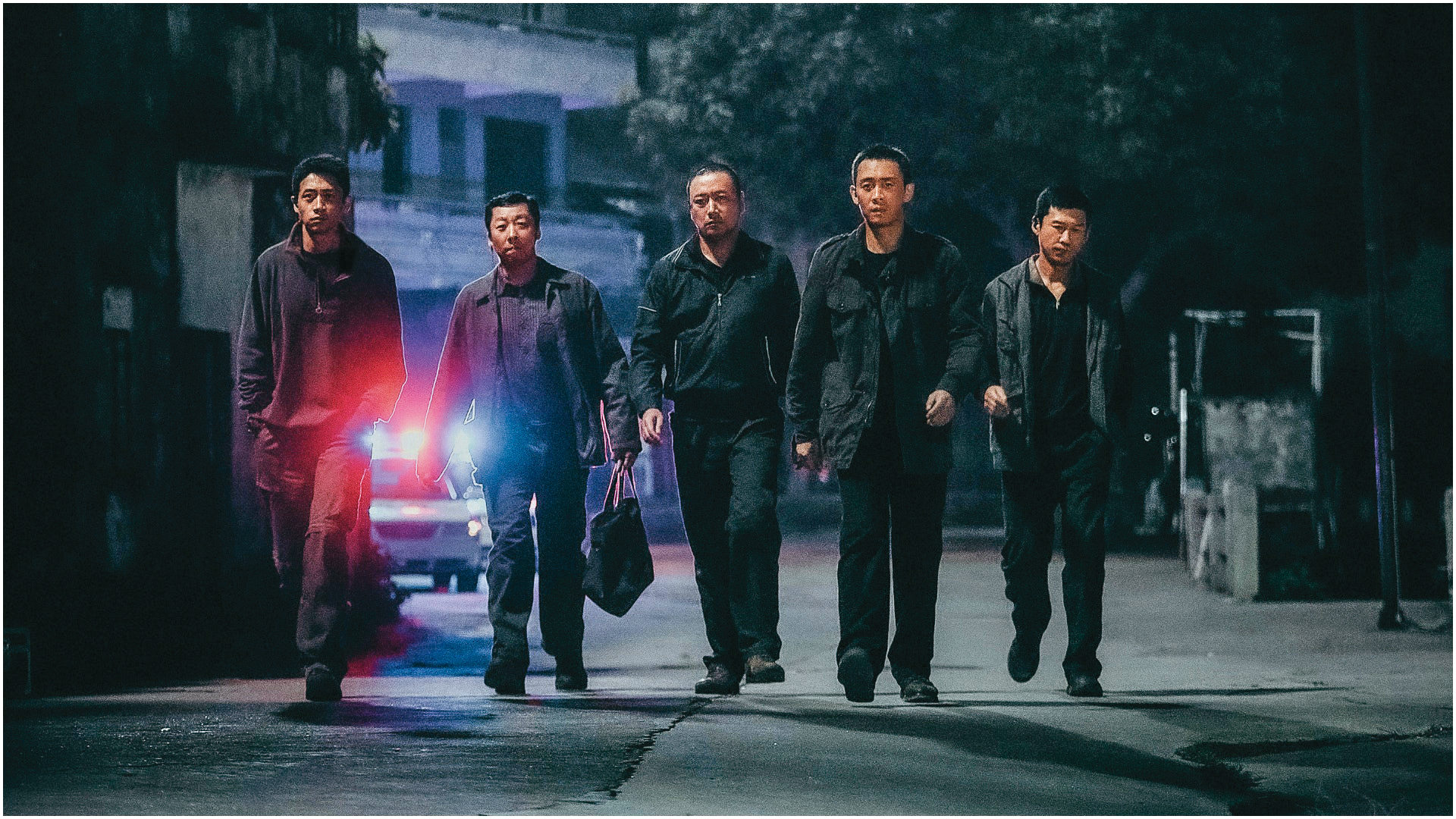 在電影《三大隊》裡，魏晨（左一）飾演因刑求過當入獄的警隊新人，出獄後跟著前長官繼續緝凶。