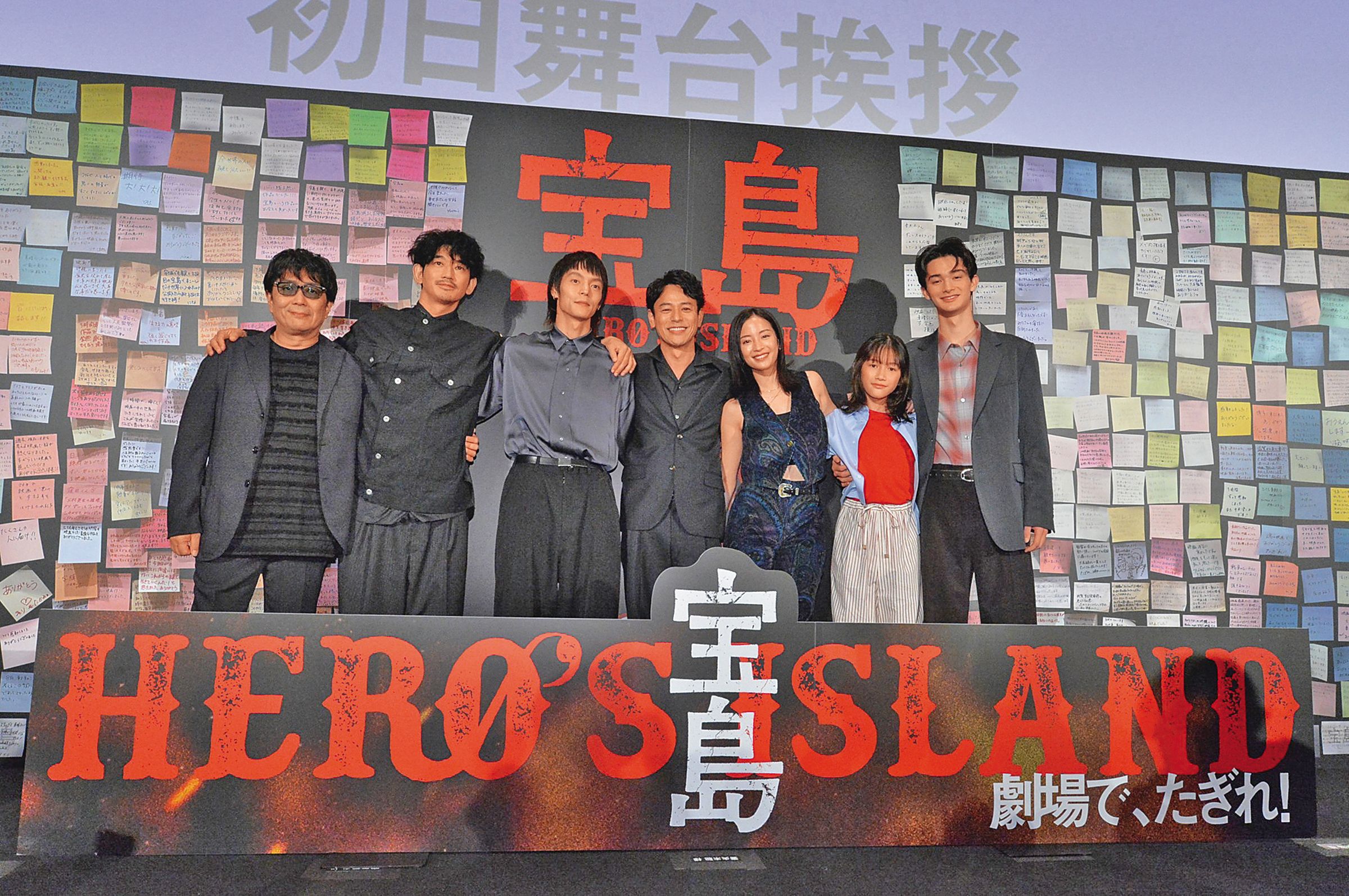 導演大友啟史（左起）率領演員永山瑛太、窪田正孝、妻夫木聰、廣瀨鈴、光路、榮莉彌為《寶島》造勢宣傳。（東映提供）