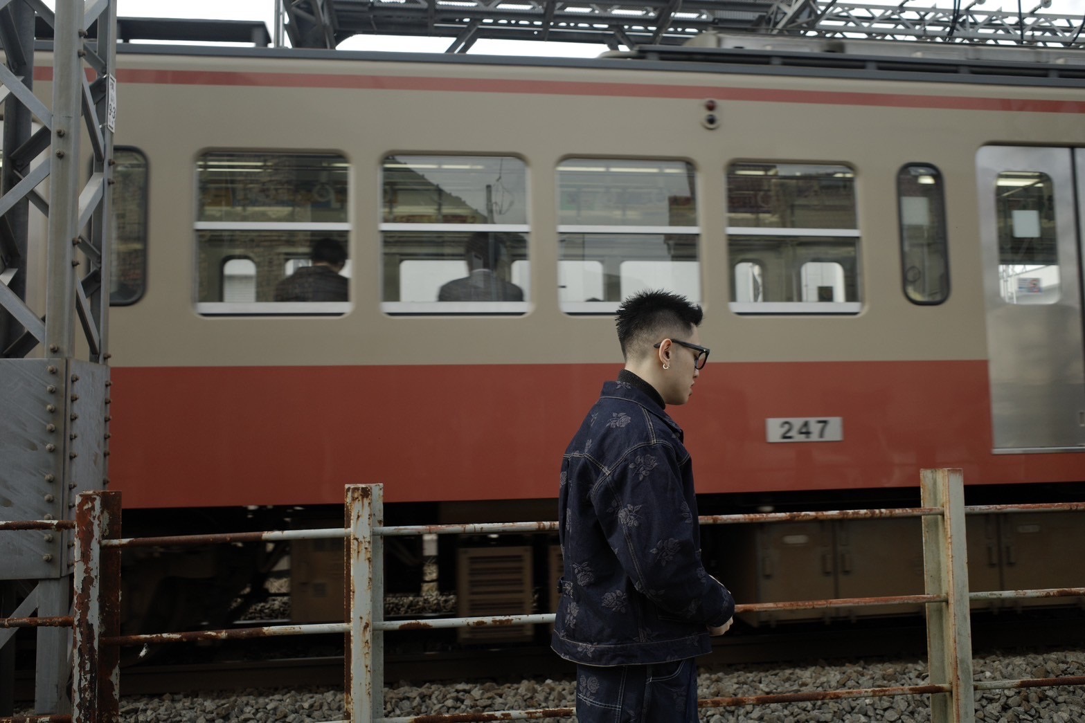 高有翔為〈你聽〉MV特地飛往日本東京拍攝。（滾石唱片提供）