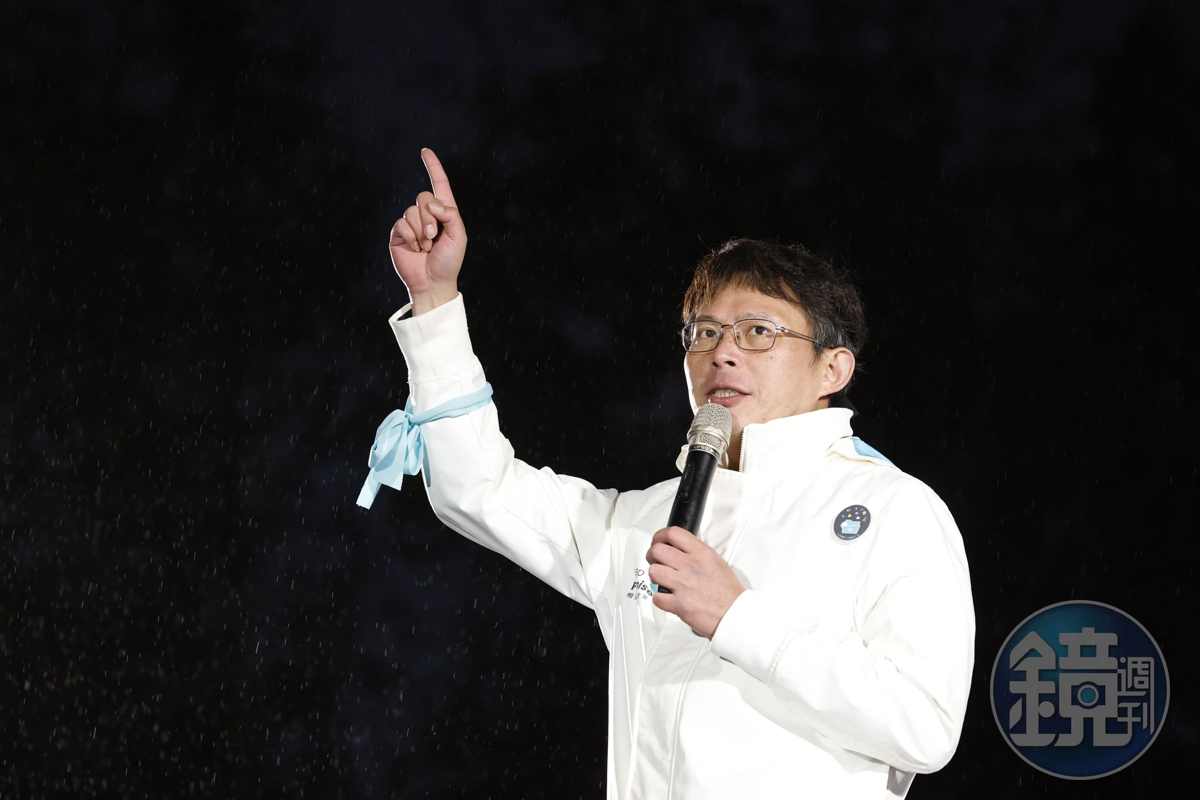 黃國昌才在黨團記者會時，聲稱會在適當的時候宣布，結果一轉頭就在臉書發長文喊「經過審慎的思考，我決定投入台灣民眾黨黨主席的補選。」