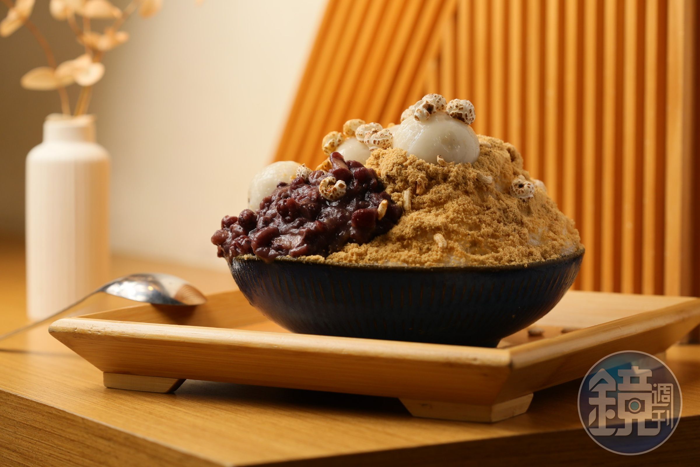 「貳室USroom•dessert」的元宵限定品項「冰火湯圓麵茶冰」」是剉冰撒上純素麵茶與熱湯圓,冷熱結合的創意冰品。(140元/份)