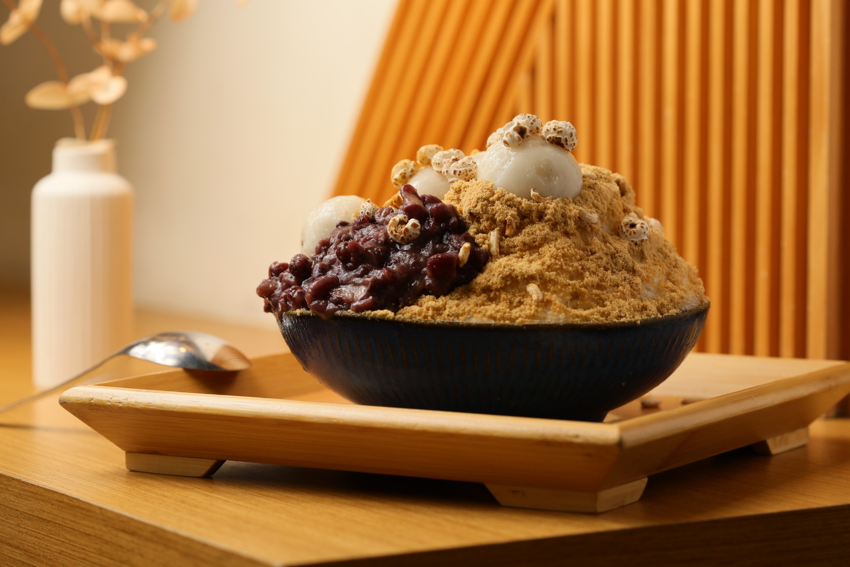 「貳室USroom•dessert」的元宵限定品項「冰火湯圓麵茶冰」」是剉冰撒上純素麵茶與熱湯圓，冷熱結合的創意冰品。（140元／份）