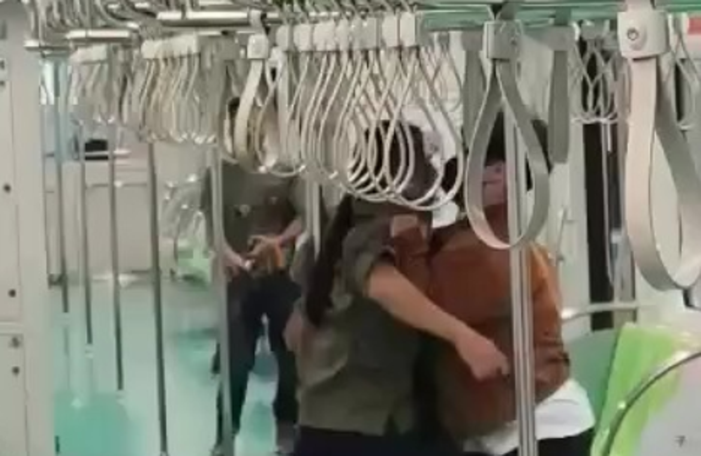 洪男5月於台中捷運犯下隨機砍人案,造成「長髮哥」許瑞顯臉部明顯傷勢。(翻攝畫面)