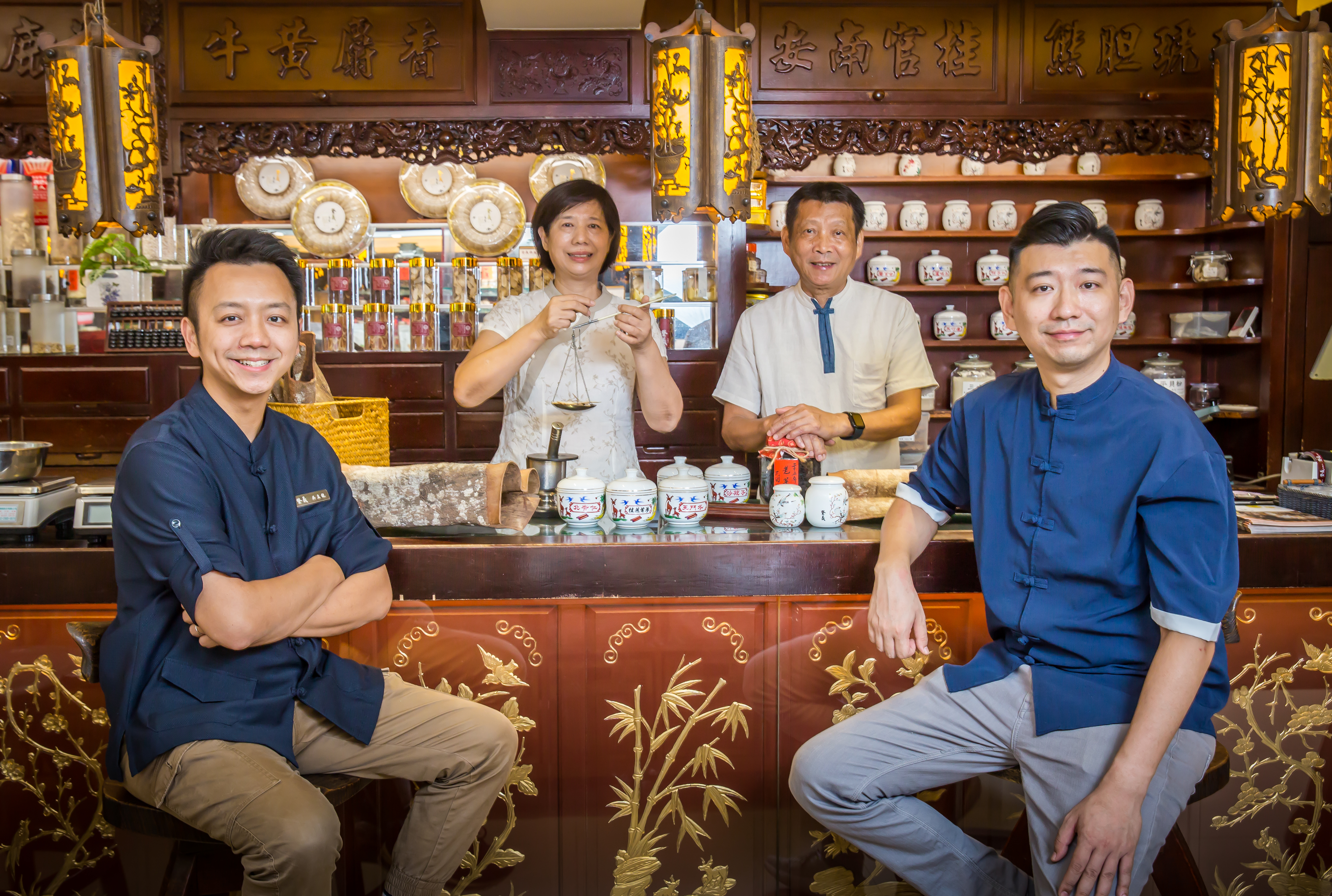 吳瀛洲夫妻（中2、3）39年前在新莊巷弄內開傳統中藥行，兒子吳孟龍（左1）與吳孟宸（右1）接手後開分店到觀光景點與百貨內，成功轉型開創中藥行新生機。