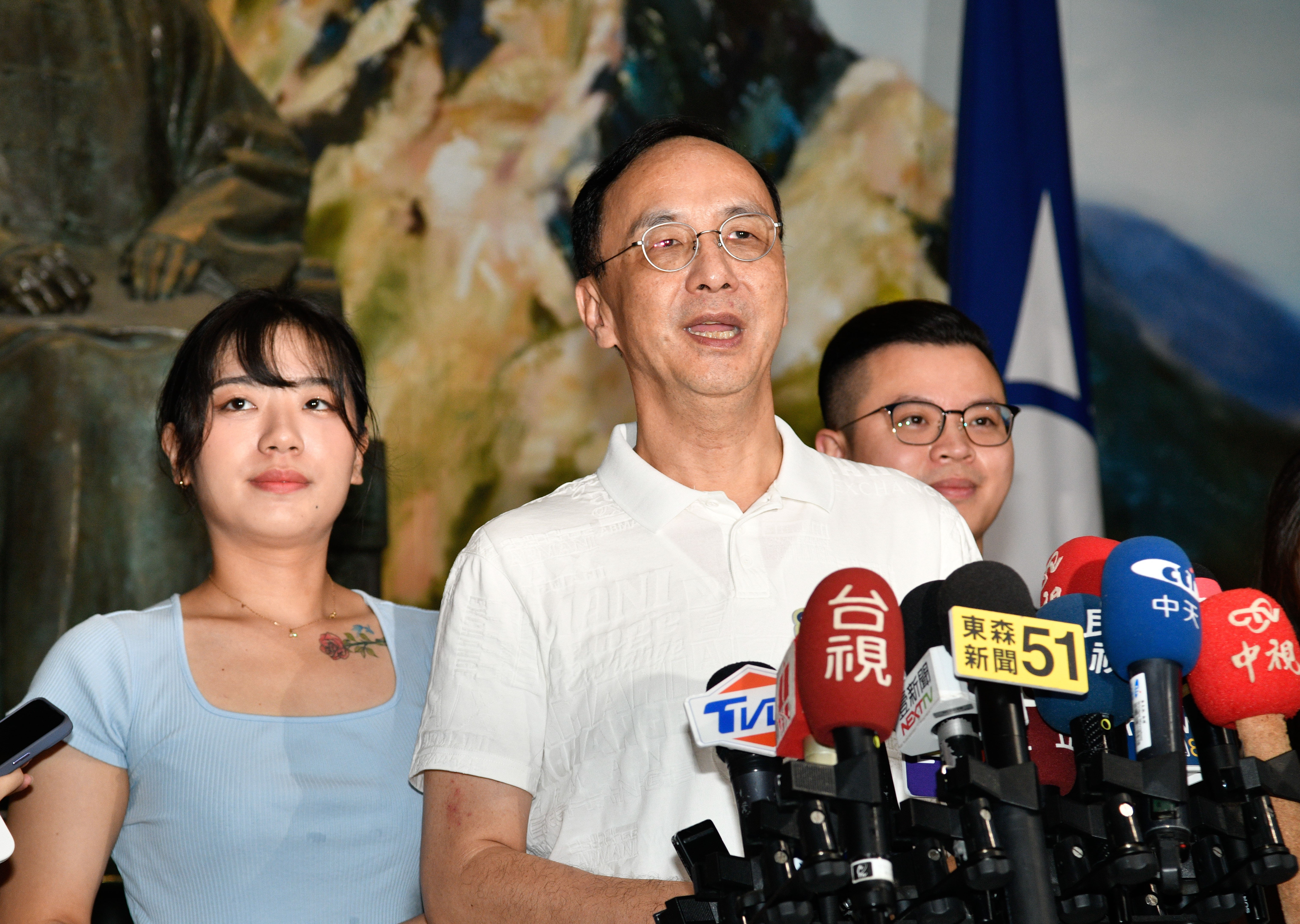 朱立倫（中）批評民進黨政府過去幾年浮編特別預算，將使未來6年的財政狀況惡化，並呼籲政府不要再粉飾太平、大內宣。（本刊資料照）