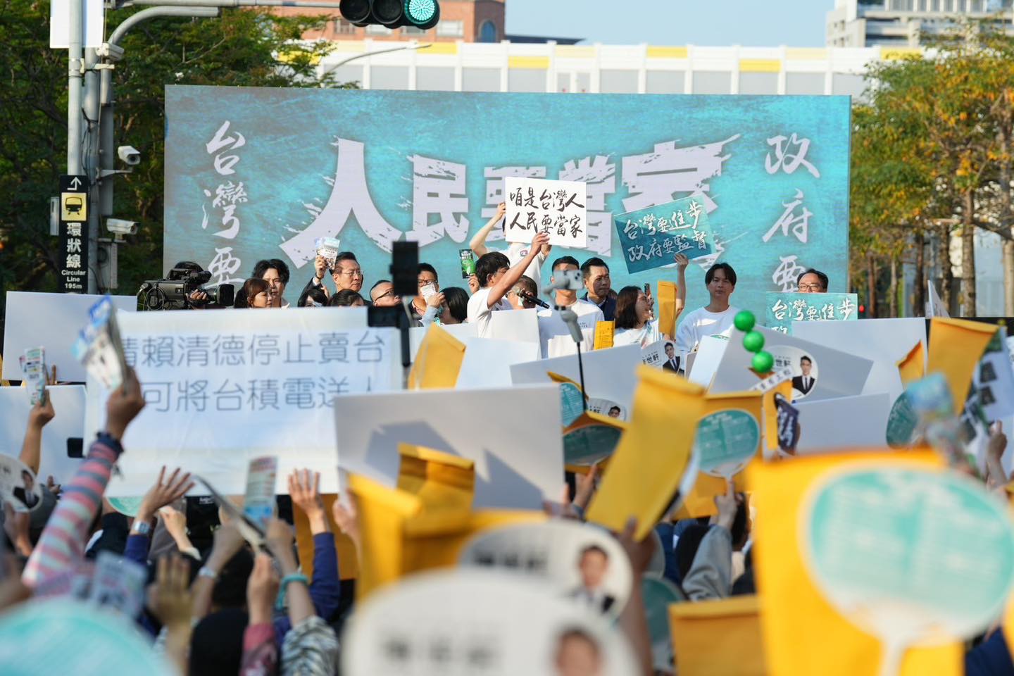 黃國昌表示,「每一份DM都要告訴所有人,民進黨政府貪汙花了多少錢」。(翻攝自臉書@黃國昌)