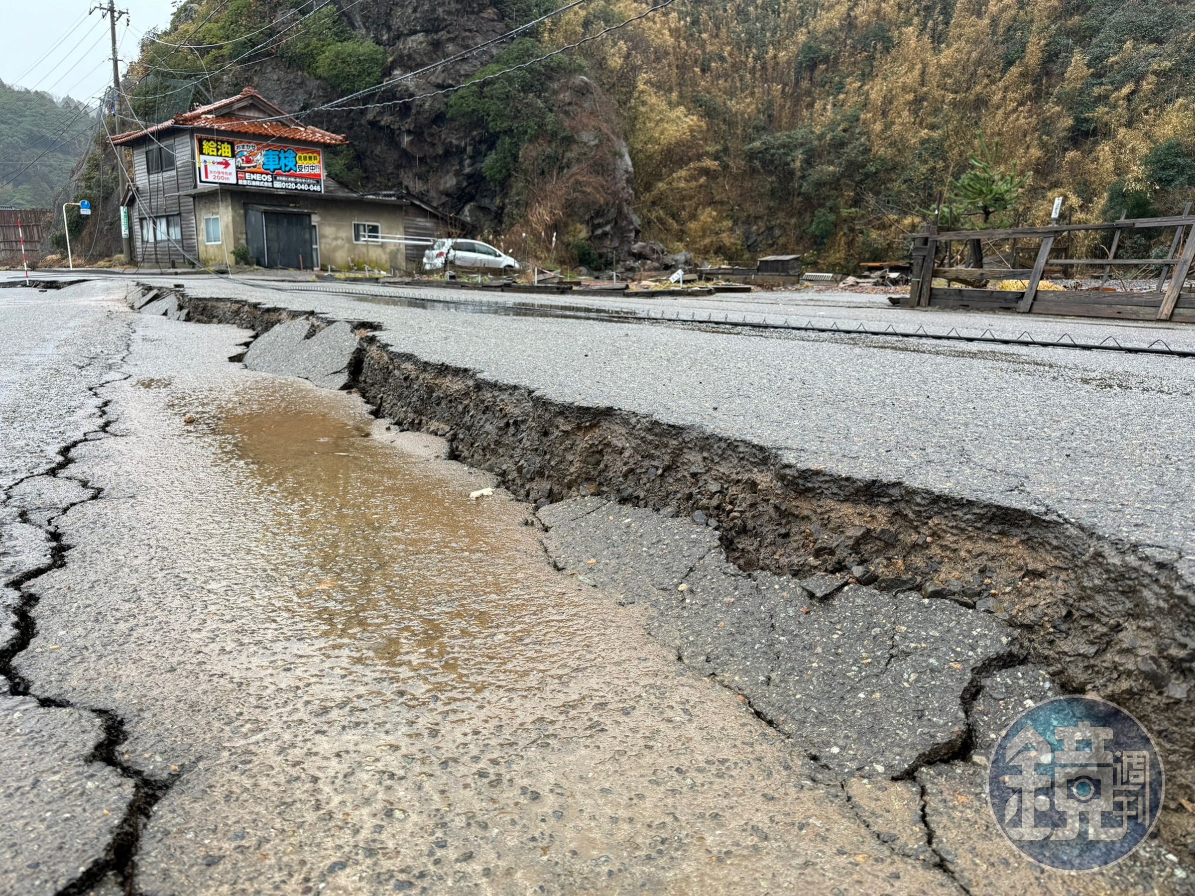 日本石川縣1日規模7.6強震，造成道路裂開，圖為石川縣志賀町。