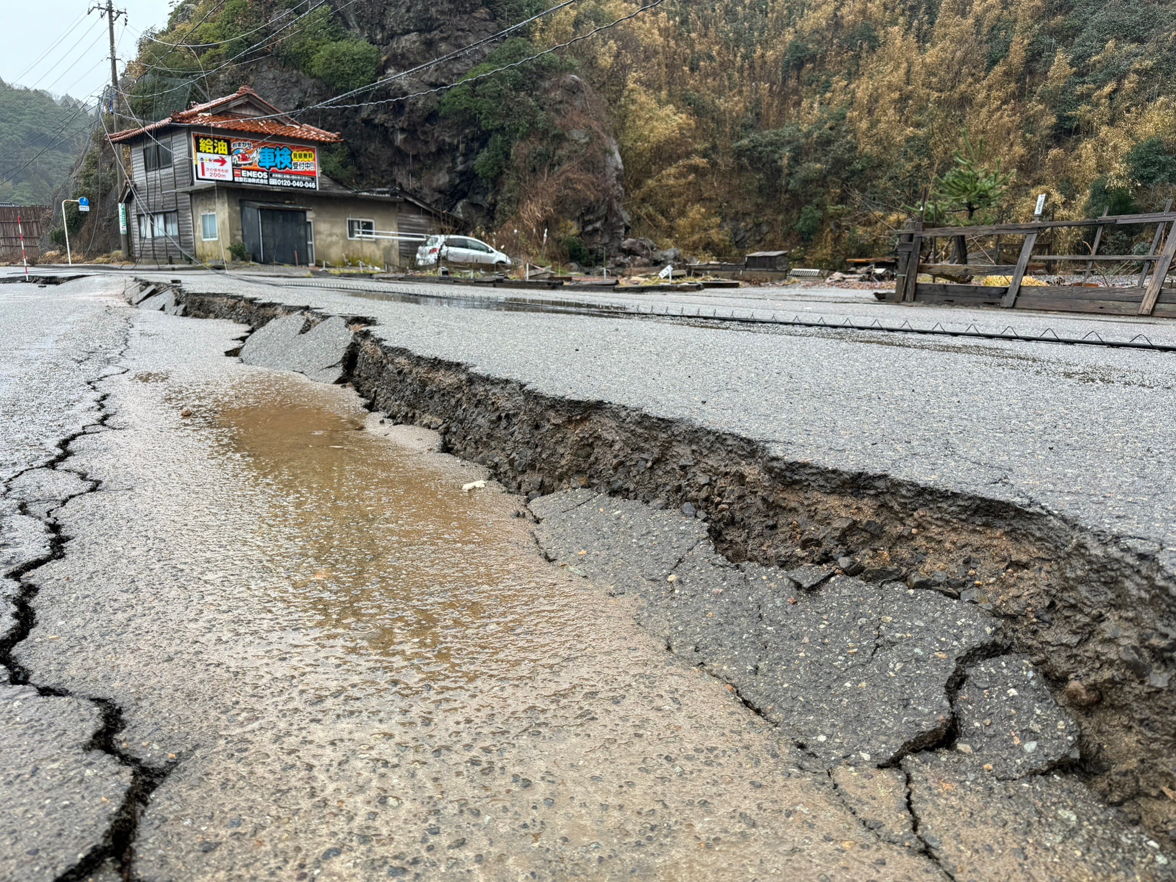 日本石川縣1日規模7.6強震，造成道路裂開，圖為石川縣志賀町。