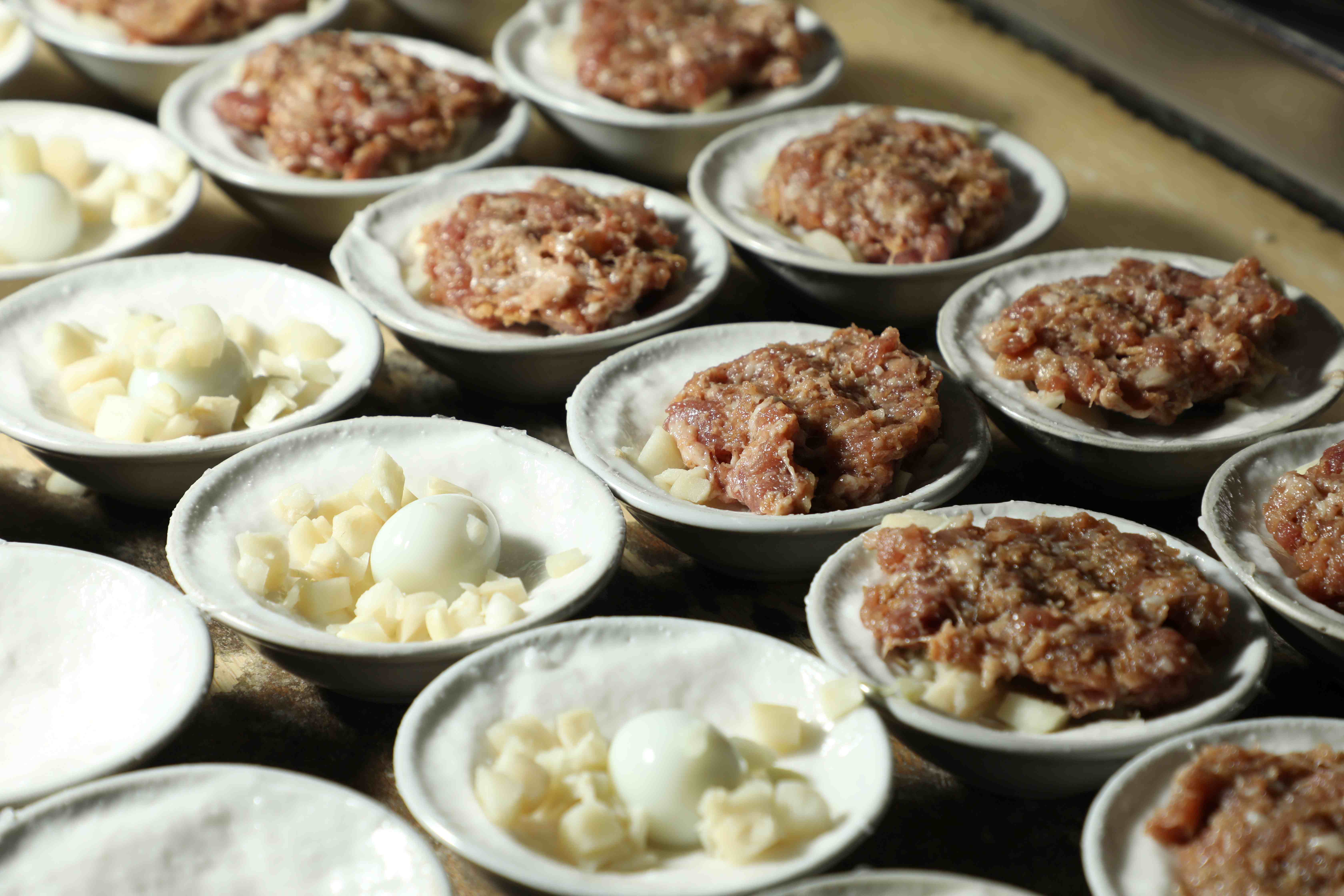 達仔仙的肉圓餡料中,有豬後腿肉、竹筍與一顆鵪鶉蛋。