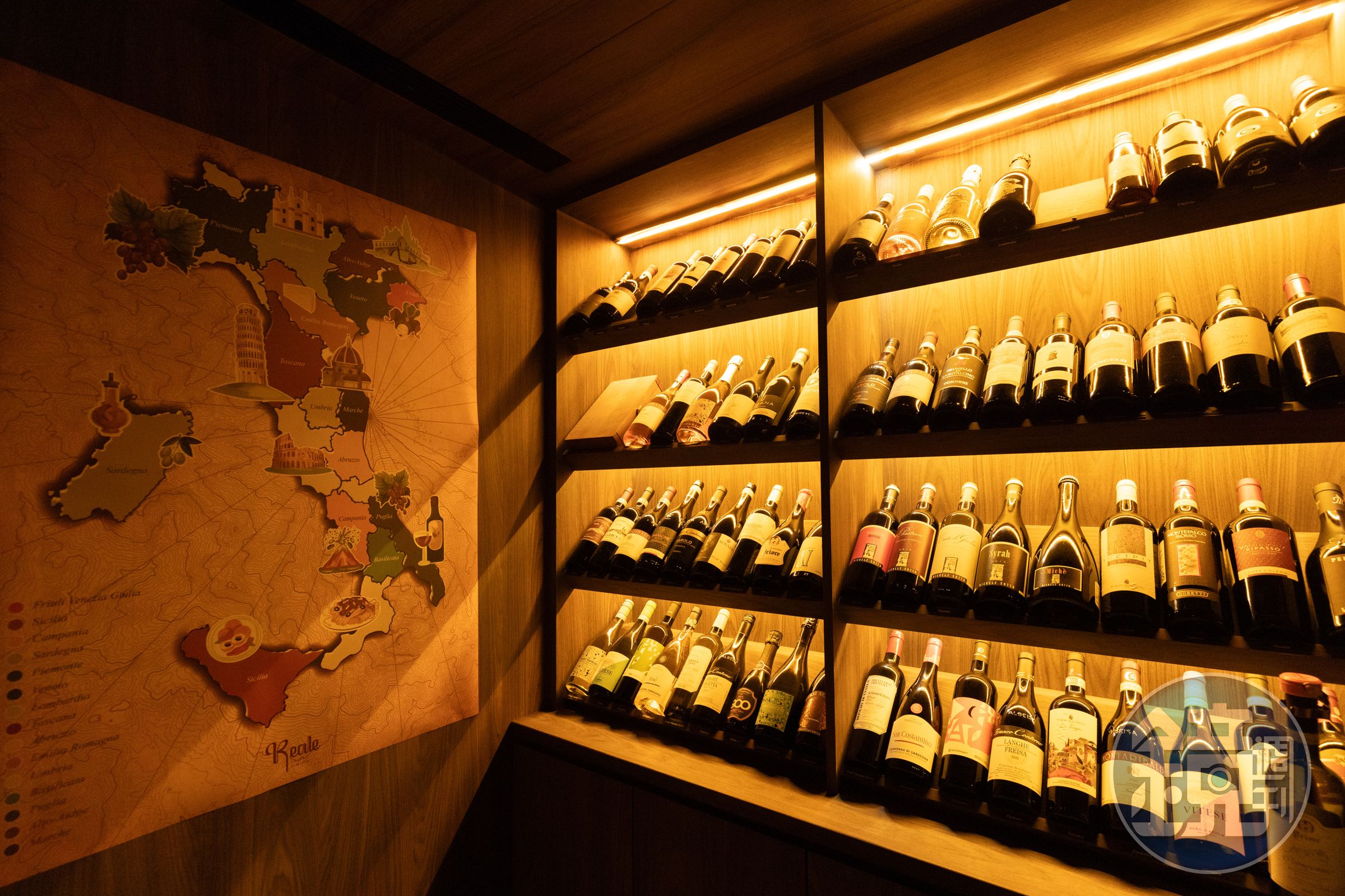 餐廳附設的酒窖裡長年備有70款以上的義大利酒，單杯180元起。