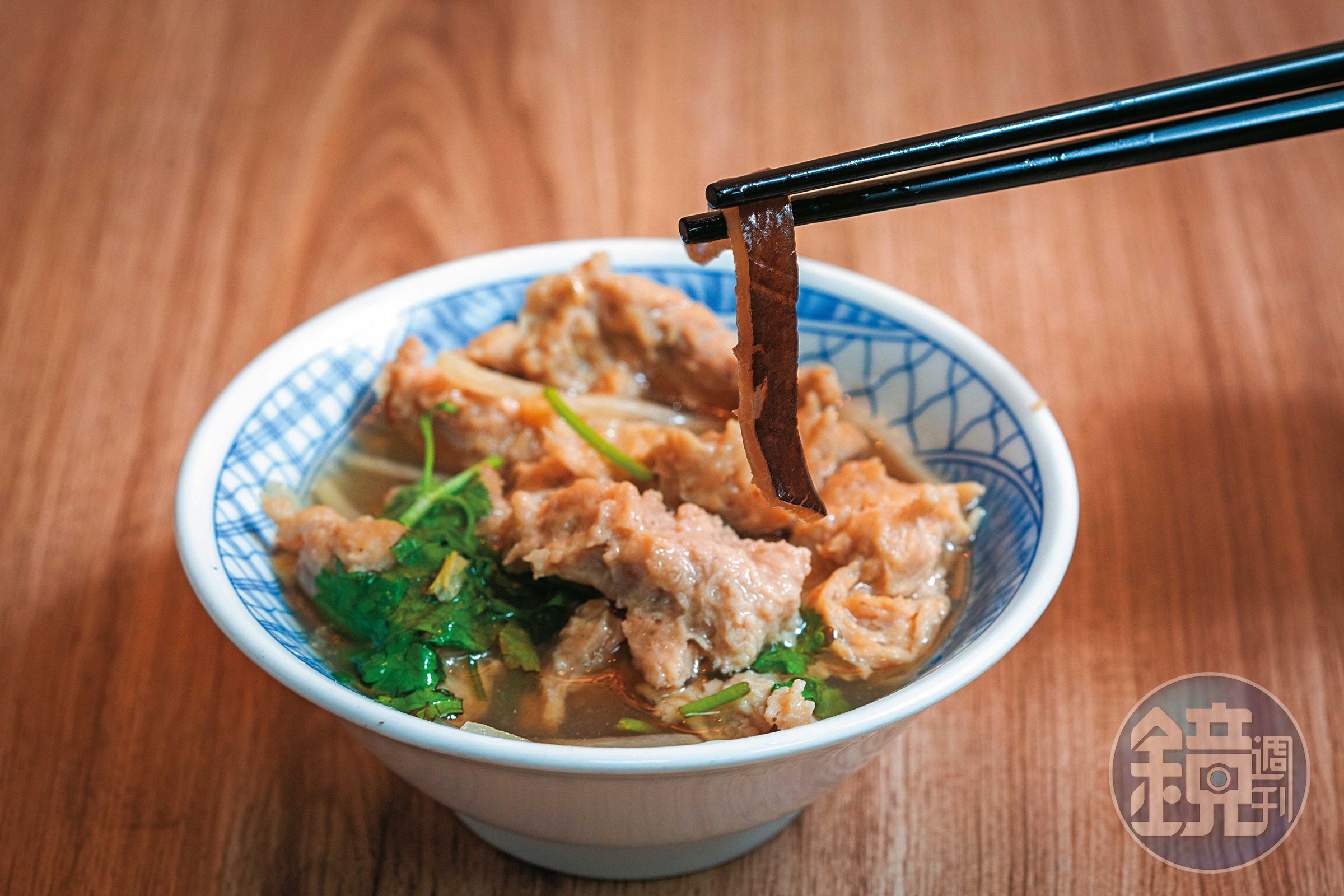 金茶壺八寶冬粉的另一道鎮店商品為魚翅肉羹,因環保意識現已用魚皮取代魚翅。(65元/碗)