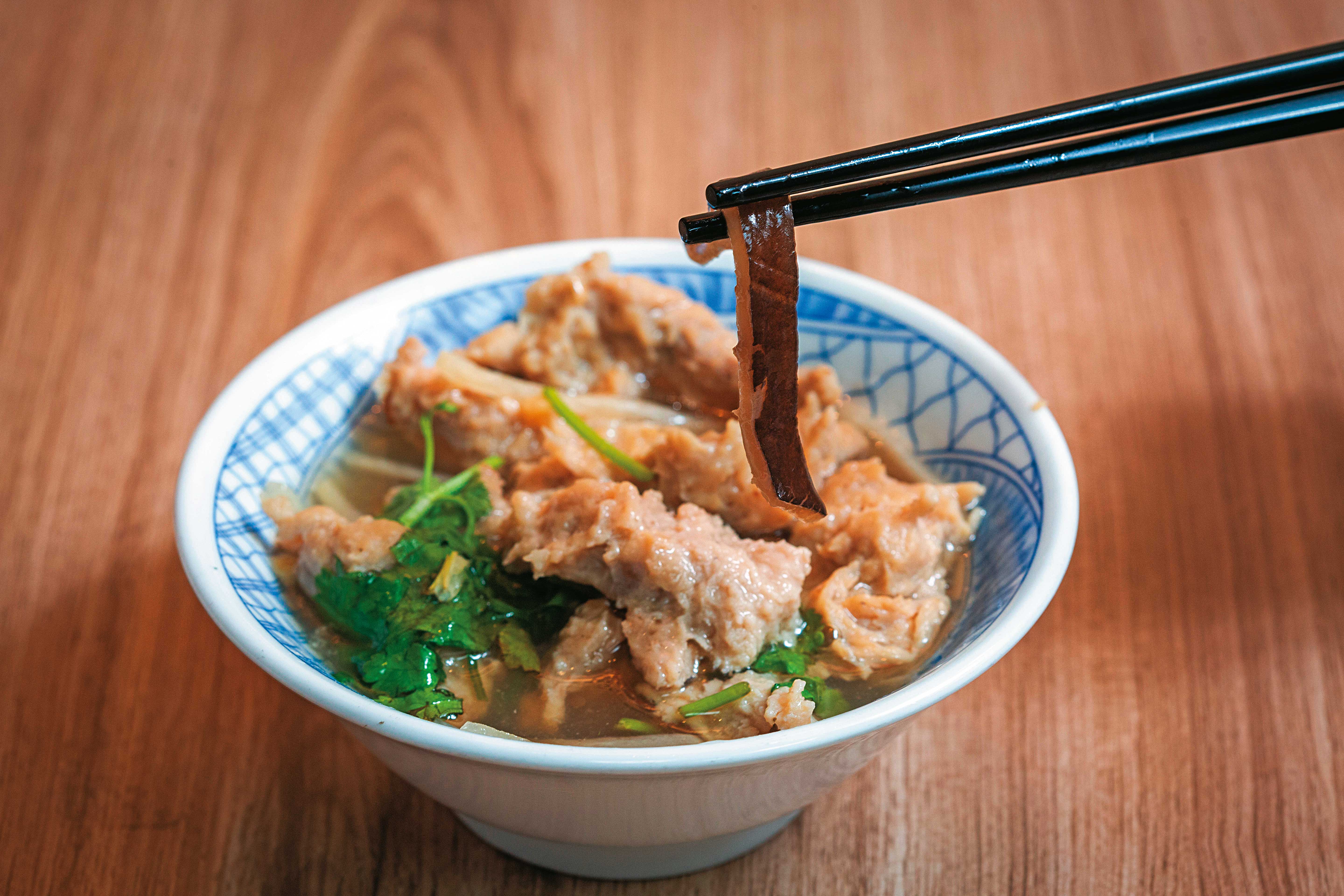 金茶壺八寶冬粉的另一道鎮店商品為魚翅肉羹，因環保意識現已用魚皮取代魚翅。（65元／碗）
