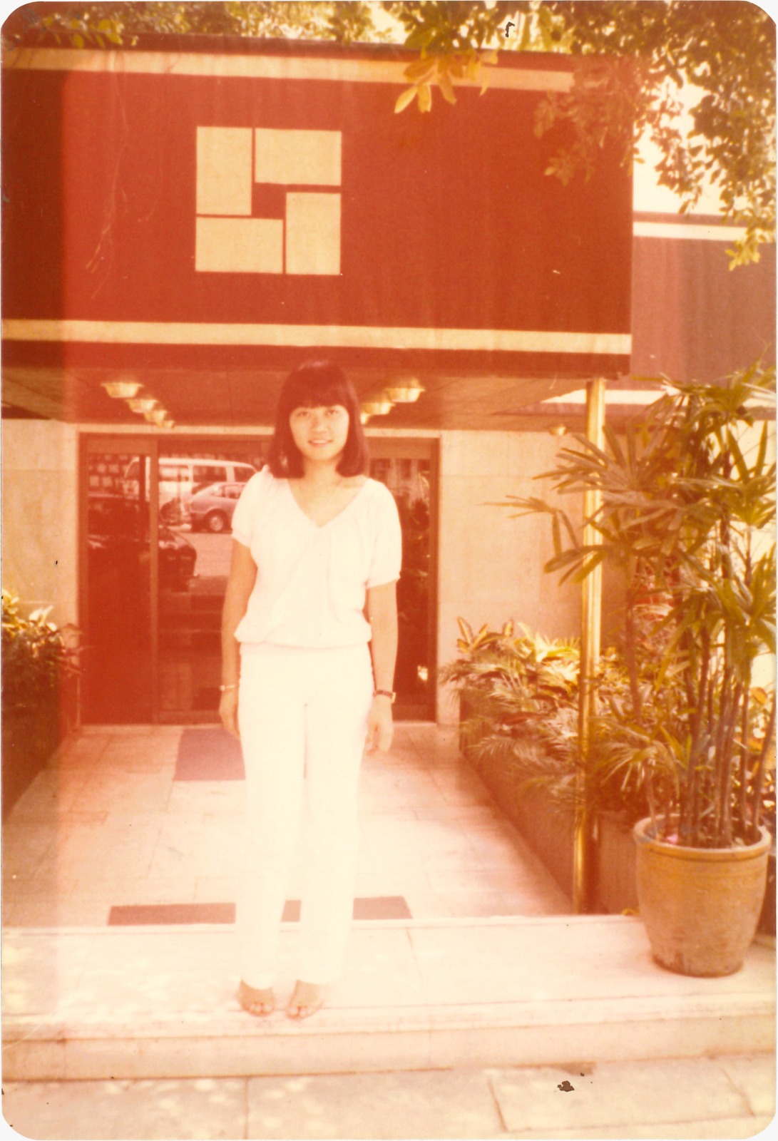 曾麗芬商業學校畢業後經由校長推薦介紹在嘉禾電影公司擔任祕書。（曾麗芬提供）