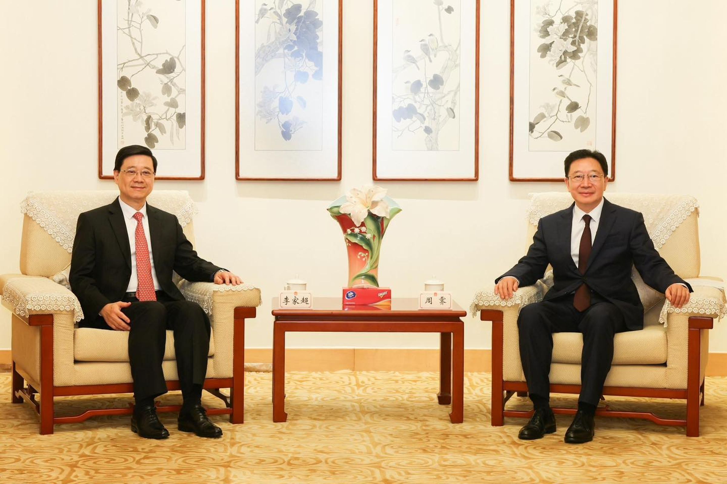 李家超2日與新任中聯辦主任周霽見面。（翻攝自臉書@李家超）