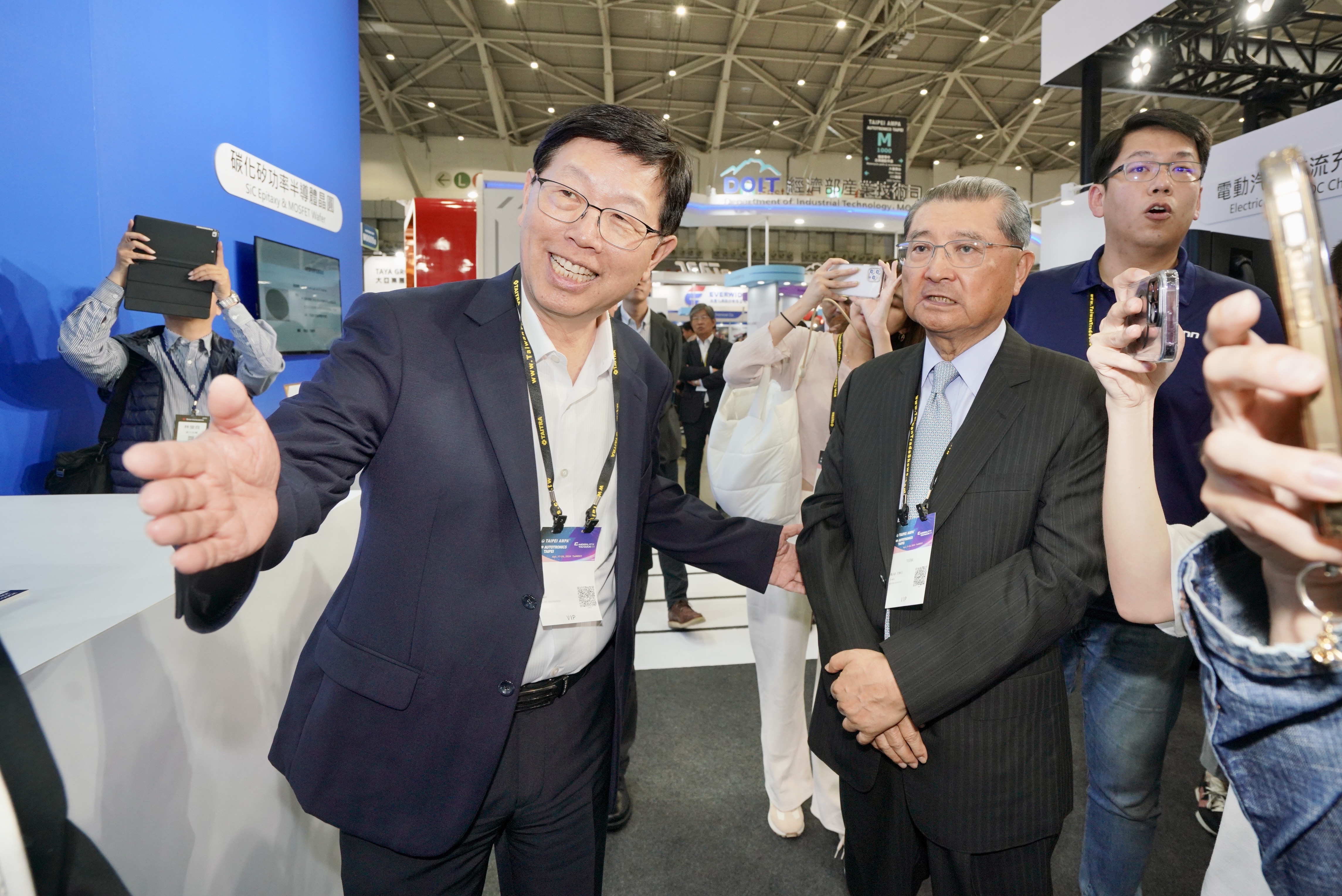 鴻海董事長劉揚偉（左）親自證實，4月開始試行輪值CEO制度。