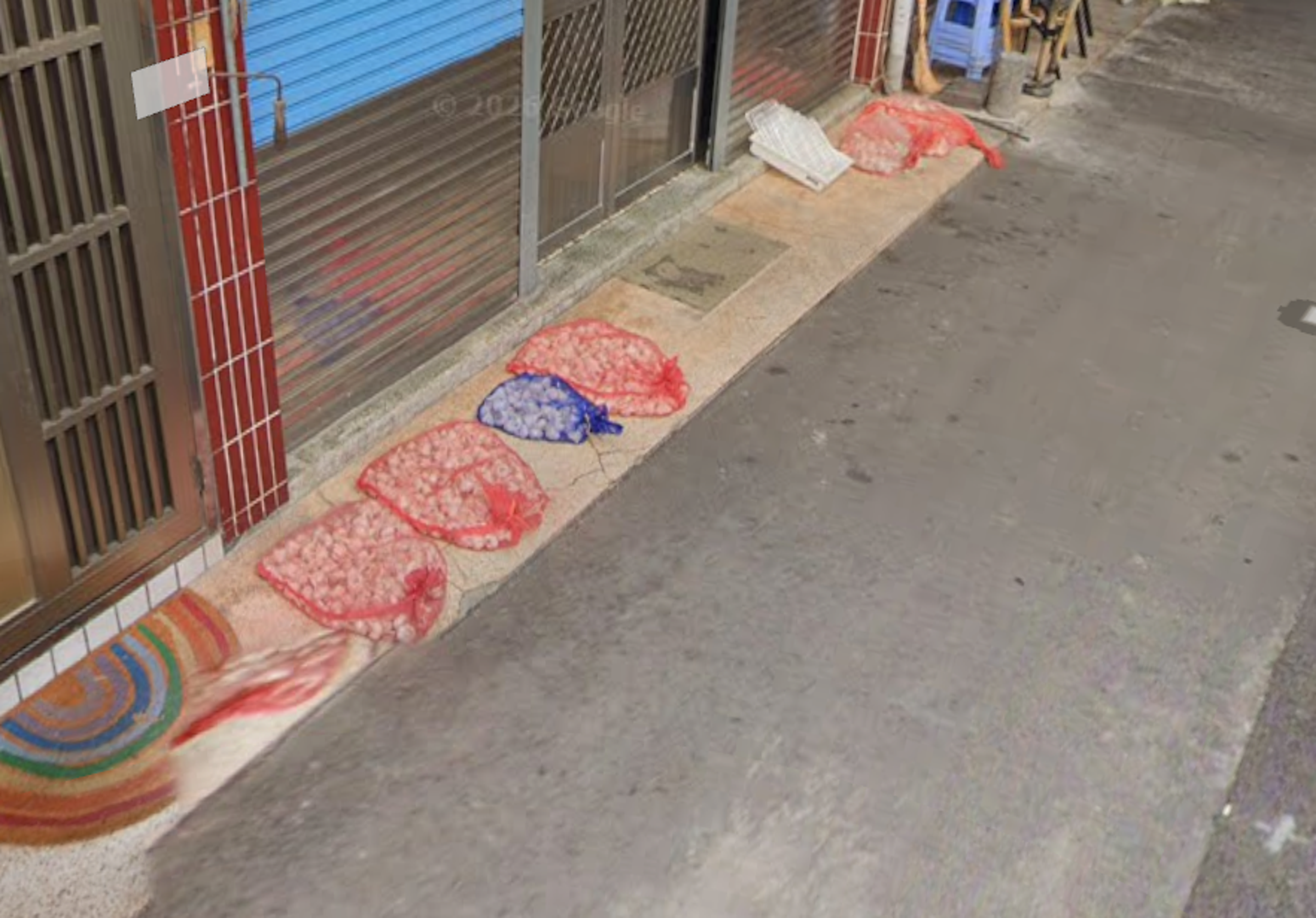 彰化縣黃姓男子4月間看見民眾在路邊曬蒜頭,便偷走7顆,慘被告上法院。(翻攝Google Maps)