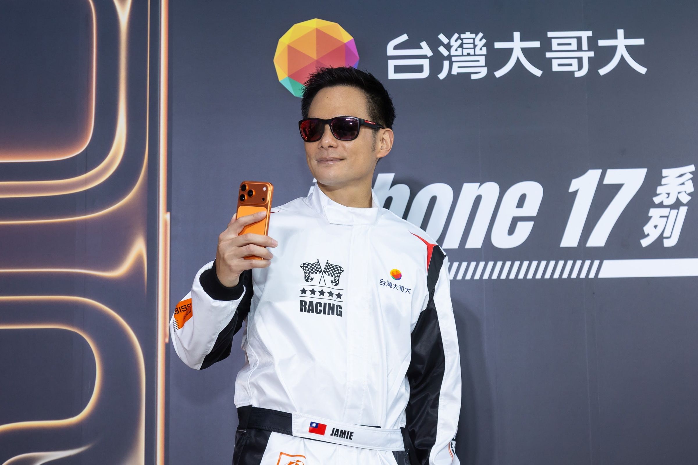 台灣大總經理林之晨手拿iPhone 17話題新色「宇宙橙」,幽默直呼根本是「台灣大橙」。(圖/台灣大哥大提供)