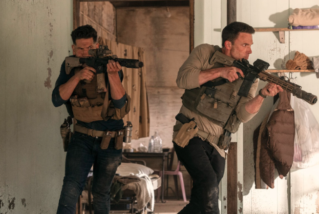 《會計師2》中，班艾佛列克（右）與強柏恩瑟（左）飾演兄弟。（華納提供）