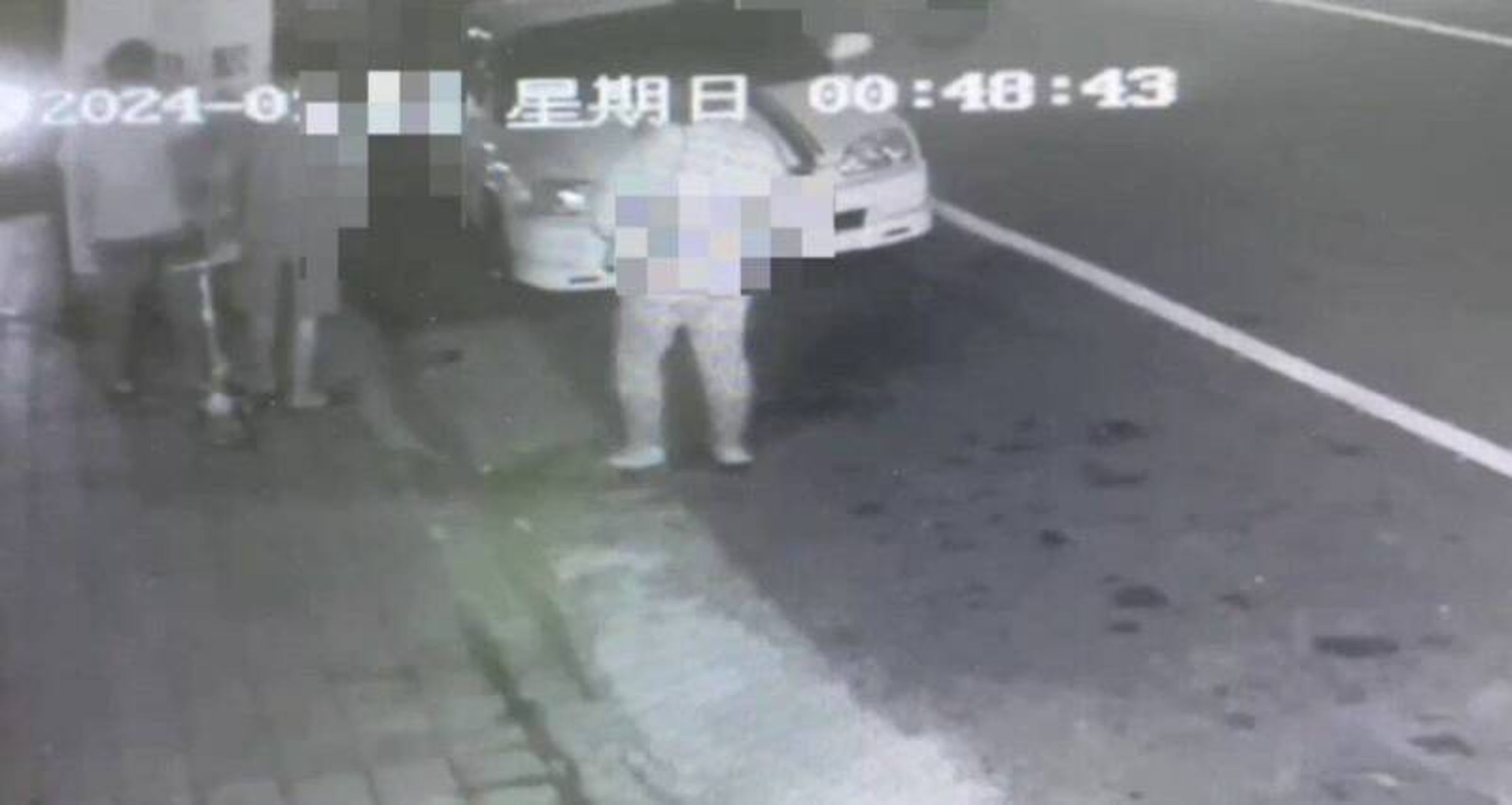 疑因買賣糾紛在龍井區檳榔攤談判,一名林姓男子亮槍,反遭車上5人圍毆送醫,警方出動快打部隊鎮壓,並查扣槍彈。(翻攝畫面)