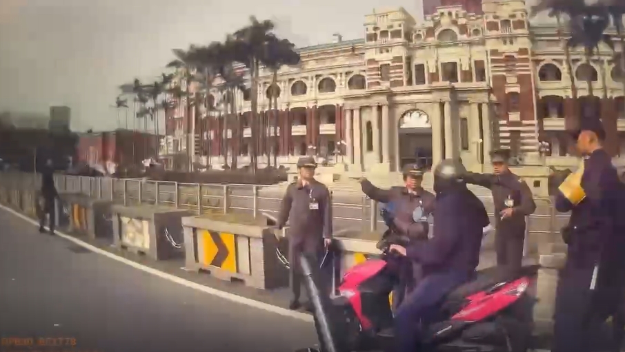 男子騎機車闖總統府喊「要去紫禁城」。（警方提供）