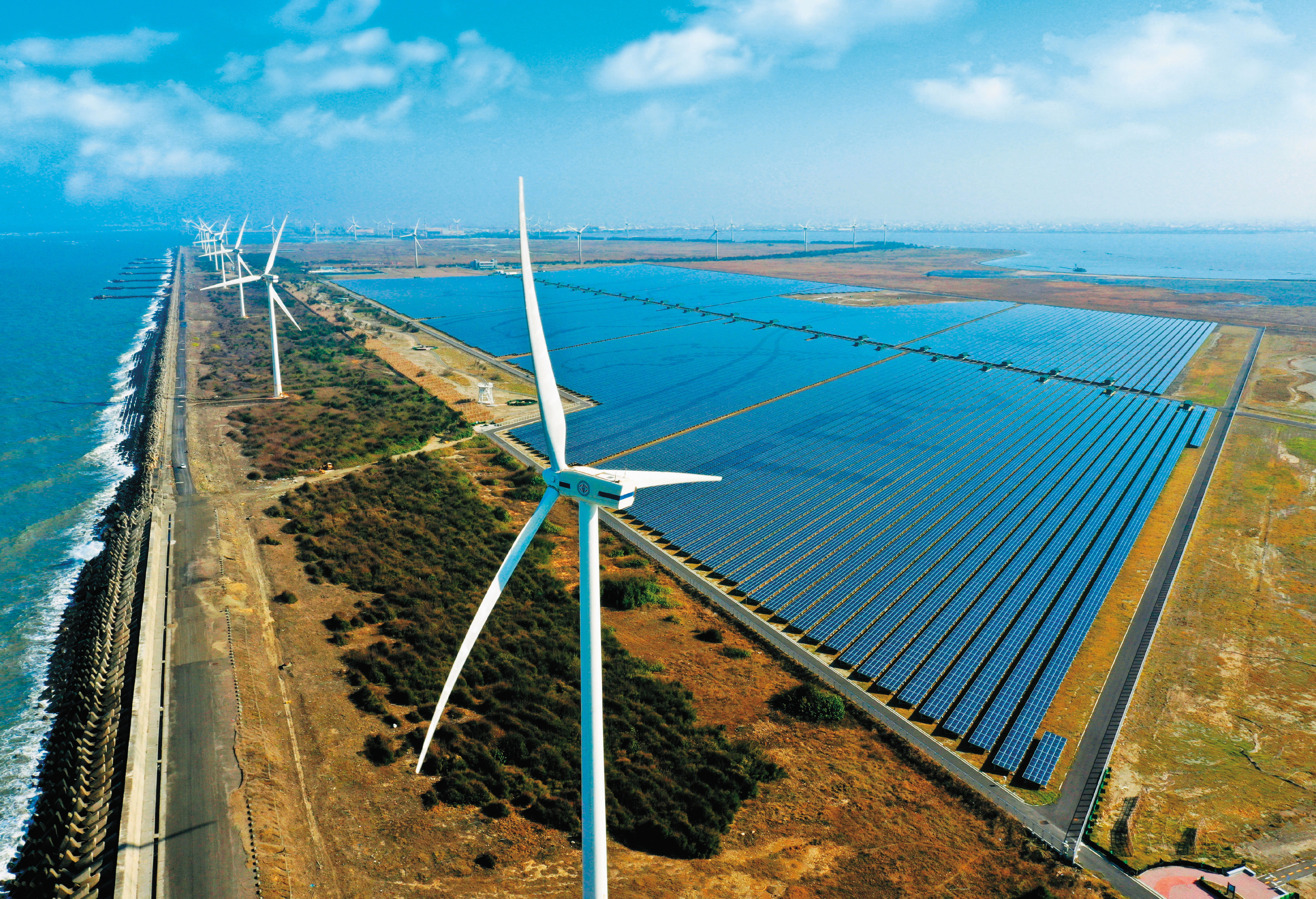 再生能源崛起，傳統電網跟著升級成智慧電網，擔任收集電力資訊的「智慧電表」成關鍵基礎建設。（台電月刊提供）