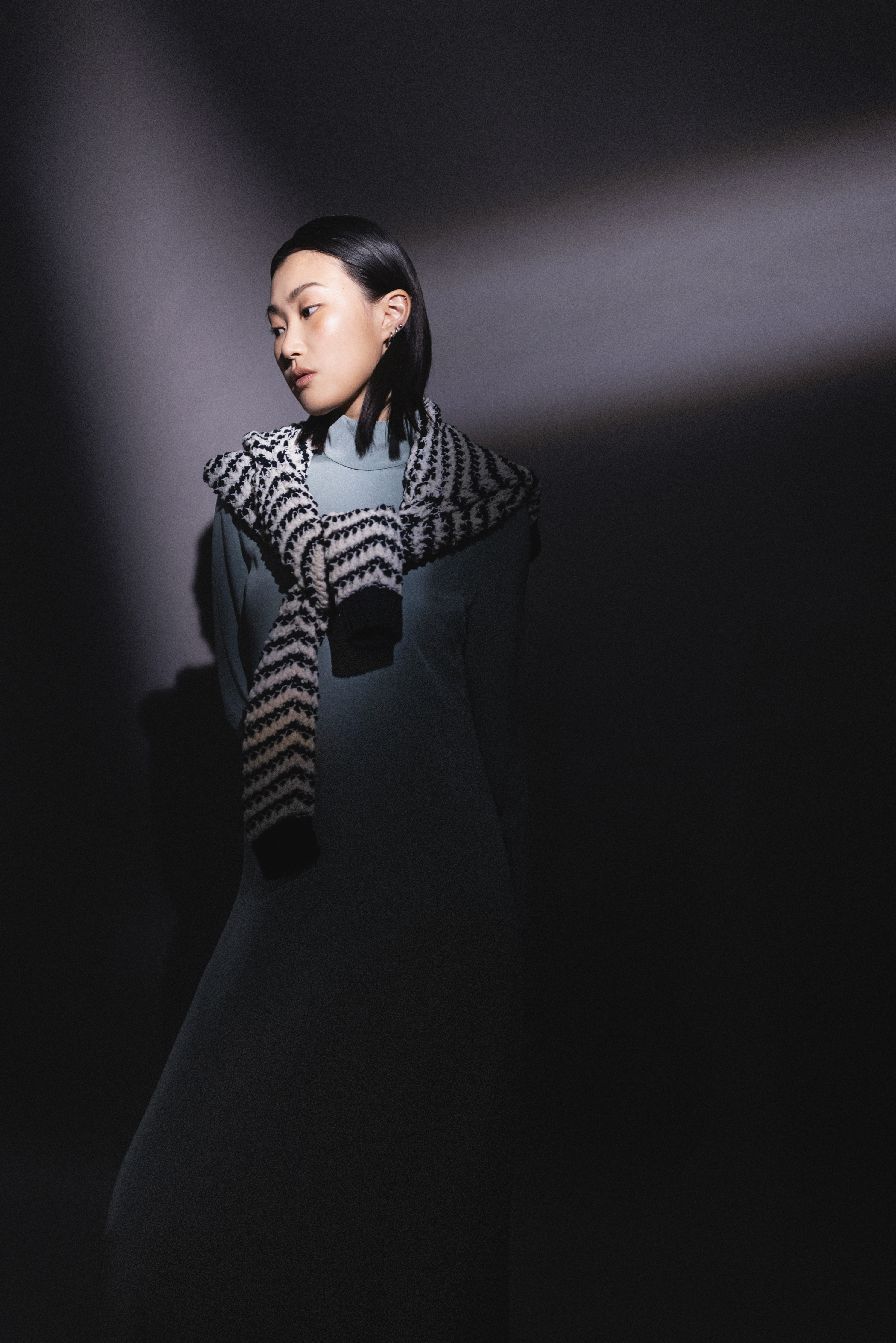 天藍色絲質洋裝 價格店洽 by Loro Piana／條紋針織外套 NT$54,000 by LOUIS VUITTON