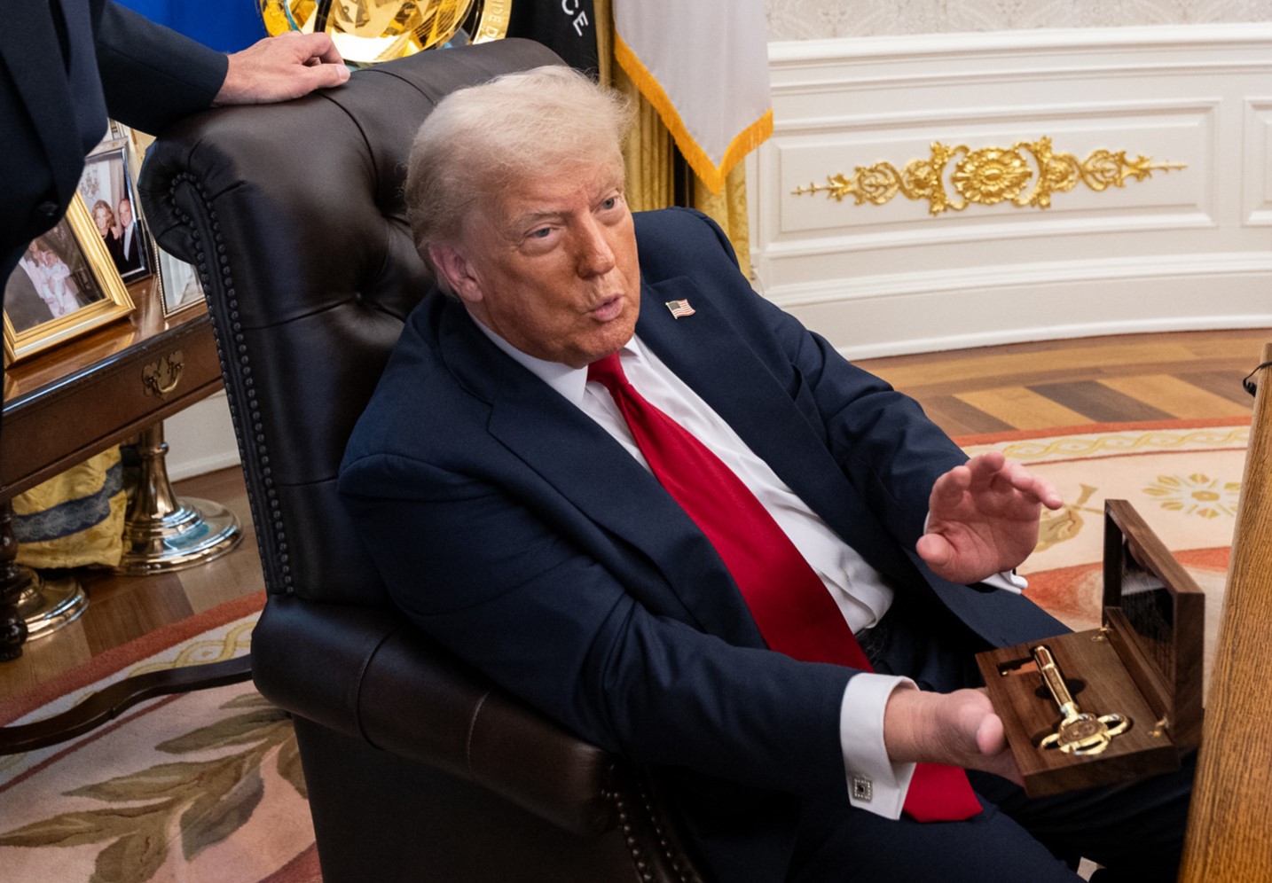 美國在短期間開啟了貿易協議新框架，是否之後各國會更靈活運用類似貿易措施，如要求投資該國以換取較低進口關稅或較多進口配額，或者出口管制，特別是半導體供應鏈穩定，已是各國納入國家安全框架考量，企業須考量各項關稅稅率與非關稅政策適用的範圍而有所策略因應。（翻攝白宮Flickr）