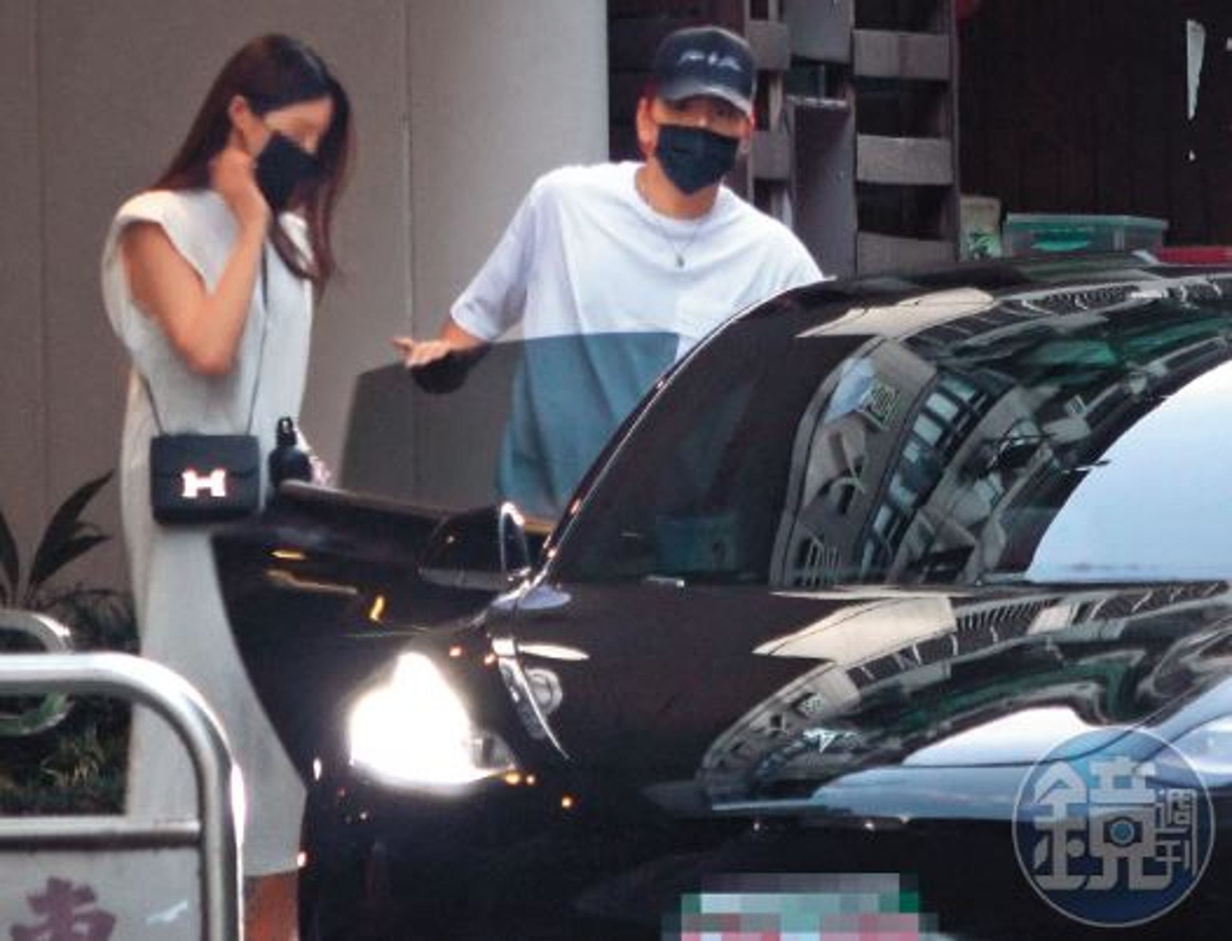 本刊捕捉到王大陸與一位揹著愛馬仕康康包的嫩妹約會。（攝影組）