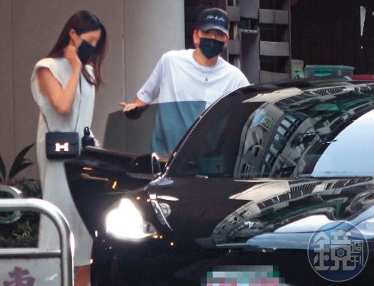本刊捕捉到王大陸與一位揹著愛馬仕康康包的嫩妹約會。（攝影組）