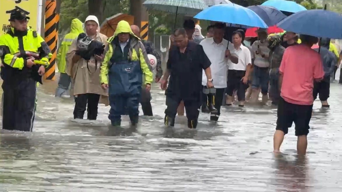 台南市長黃偉哲視察淹水地區，今晚間宣布明全市停止上班上課。（翻攝自黃偉哲臉書）