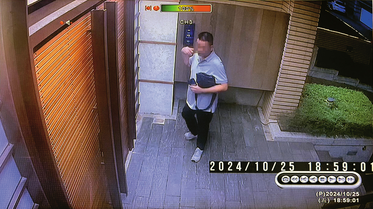 Ａ先生從家中監視器發現，袁昶平的一名員工（圖）多次在外徘徊，已向警方報案。（讀者提供）