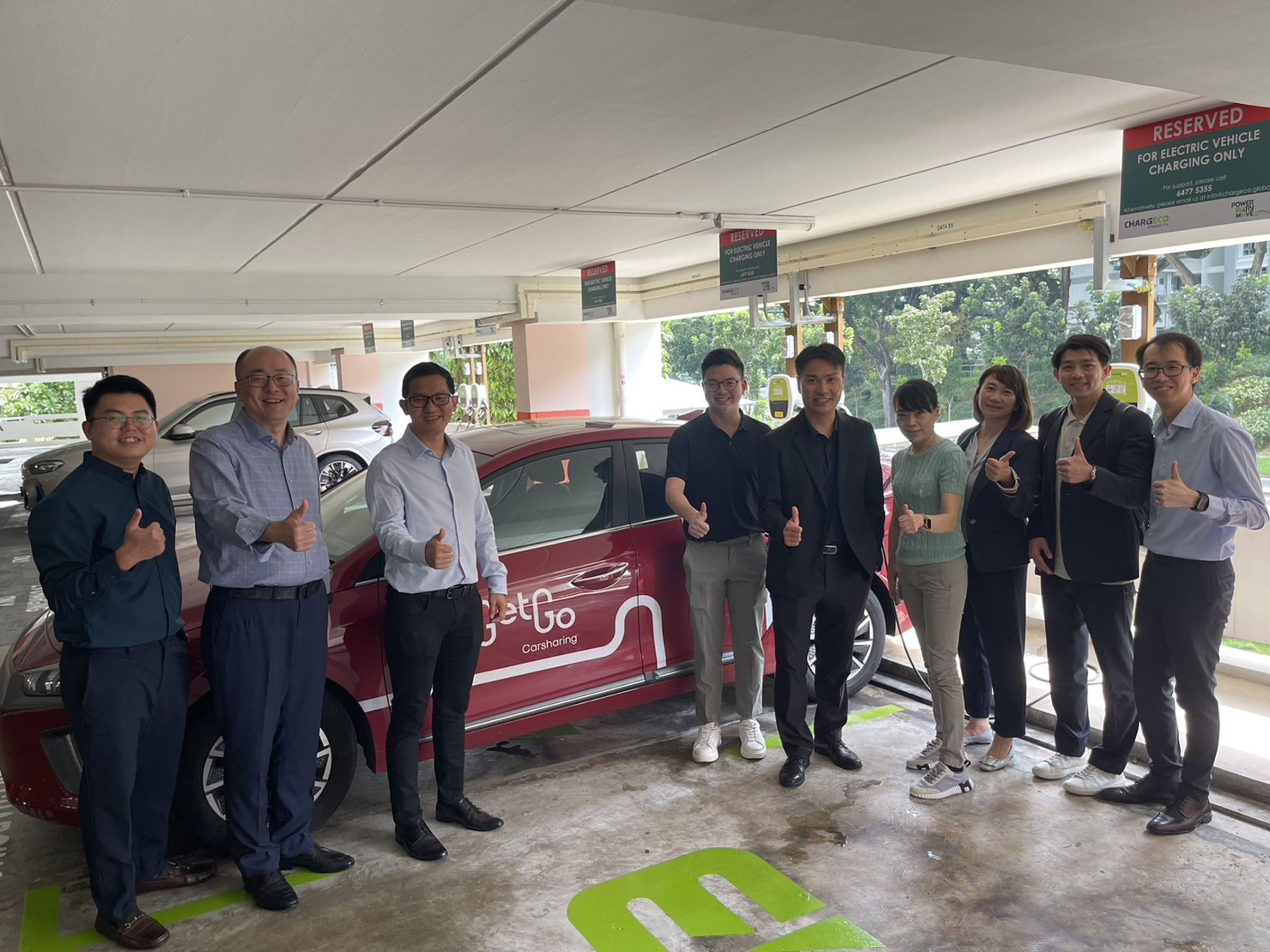 ChargEco總經理陳康賢(左三)與裕隆移動服務事業群總經理林群盛(圖中)及裕電俥電總經理莊怡伃。(裕隆提供)