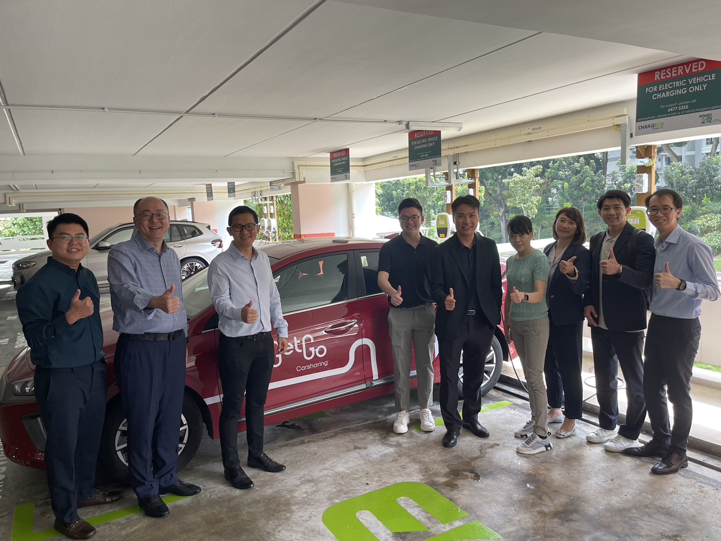 ChargEco總經理陳康賢（左三）與裕隆移動服務事業群總經理林群盛（圖中）及裕電俥電總經理莊怡伃。（裕隆提供）