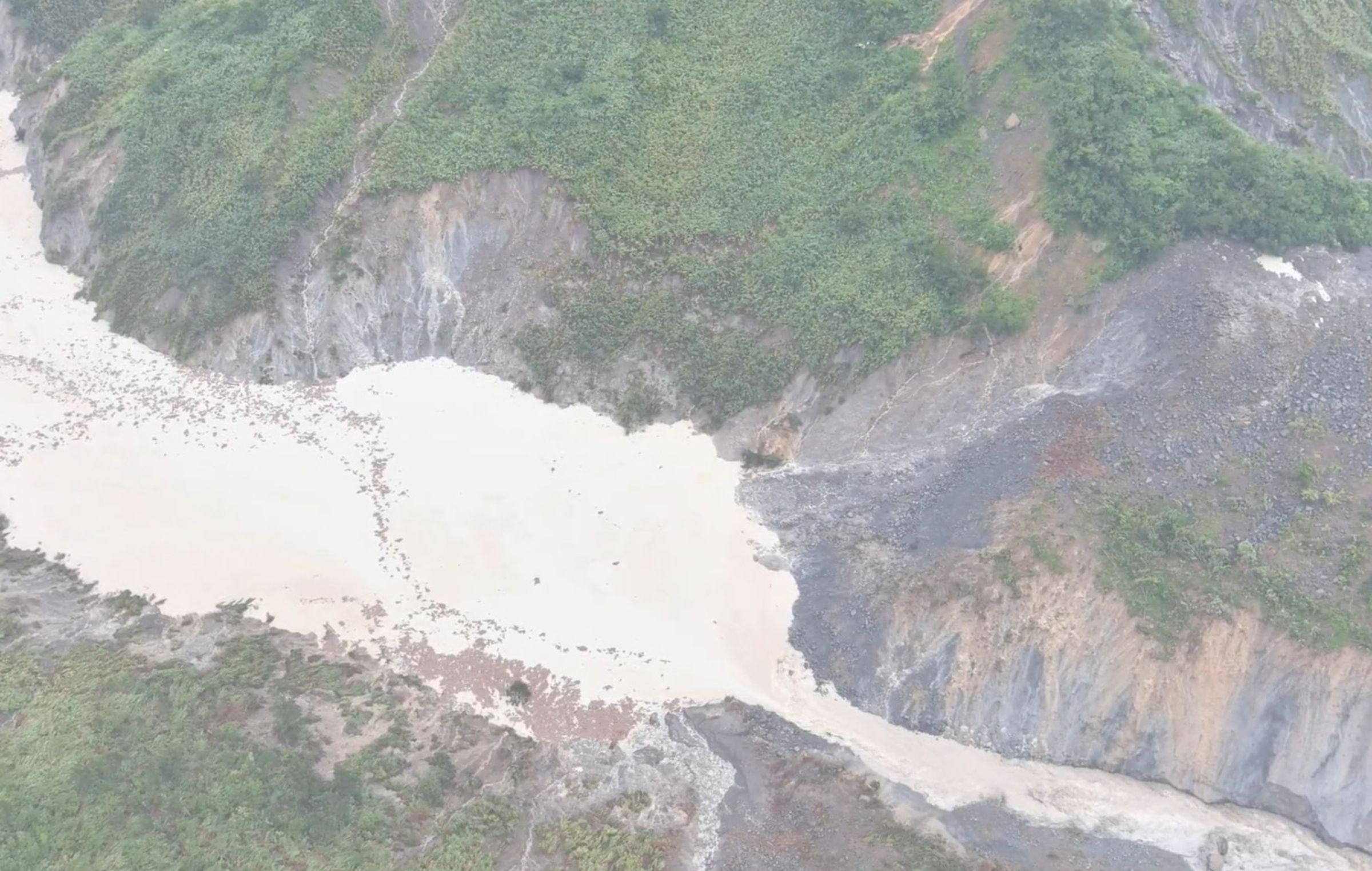 雲林古坑草嶺區清水溪上游因連日大雨,於8日形成堰塞湖,蓄水量相當一座中型水庫,所幸水位已下降,不會發生潰決事件。(水利署第四河川分署提供)