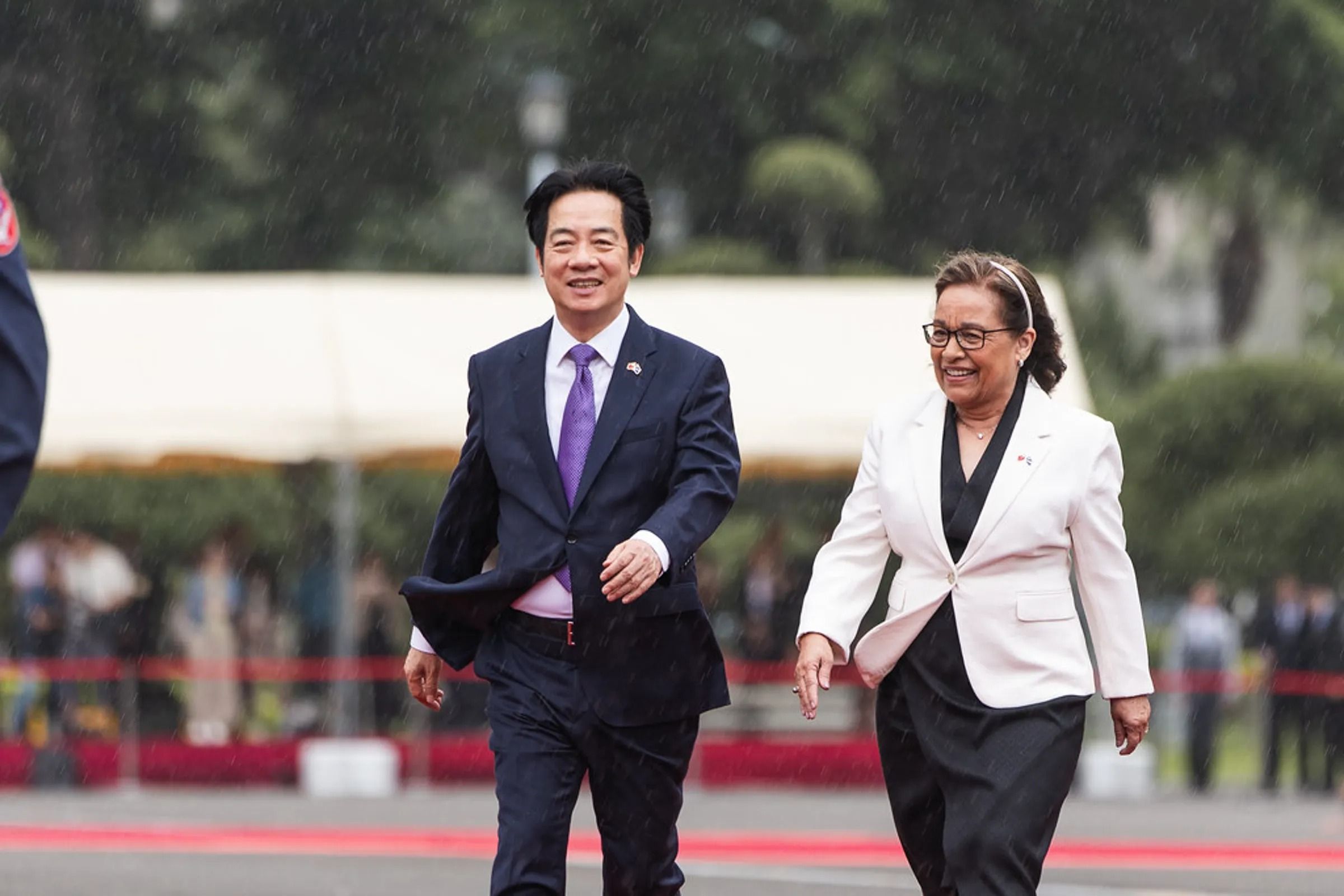 黃國昌與朱立倫連袂婉拒出席總統賴清德邀集的國安情勢簡報，圖為4月底藍白在野領袖峰會合影。