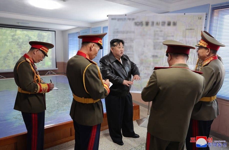 金正恩禿頭了？新髮型曝光，「鬼剃頭」太狂。（翻自gahalog.2chblog.jp）