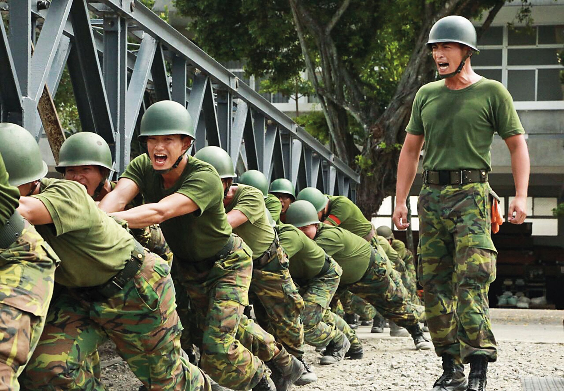 模特兒出身的趙駿亞(右),轉型當演員後,2010年因《新兵日記》班長王威一角竄紅。(翻攝趙駿亞 駿臨天下粉絲部)